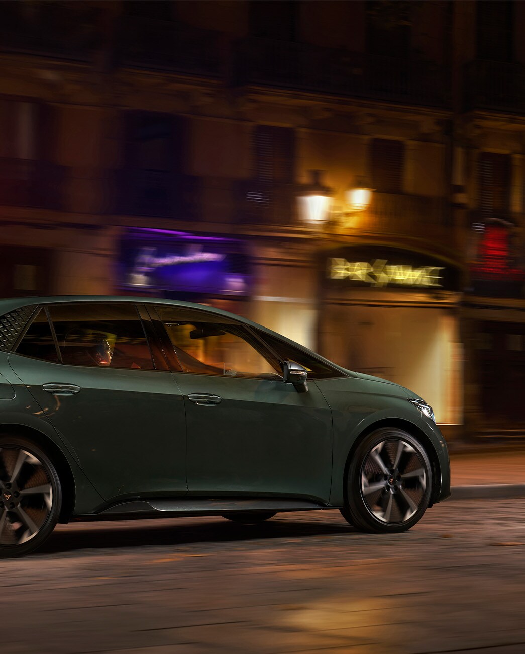 CUPRA Born VZ cotxe elèctric conducció urbana.
