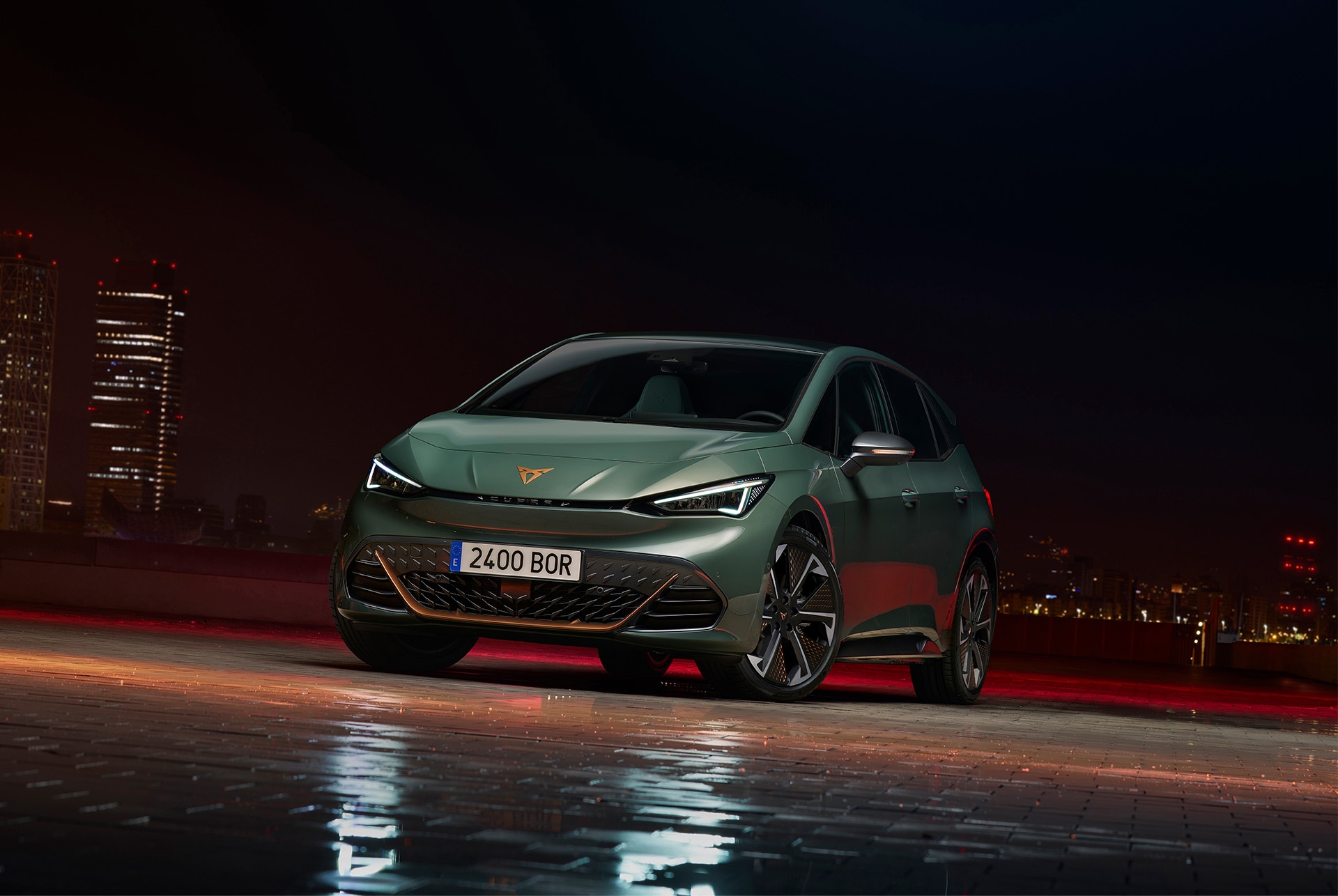 Hatchback elèctric CUPRA Born VZ en verd Dark Forest