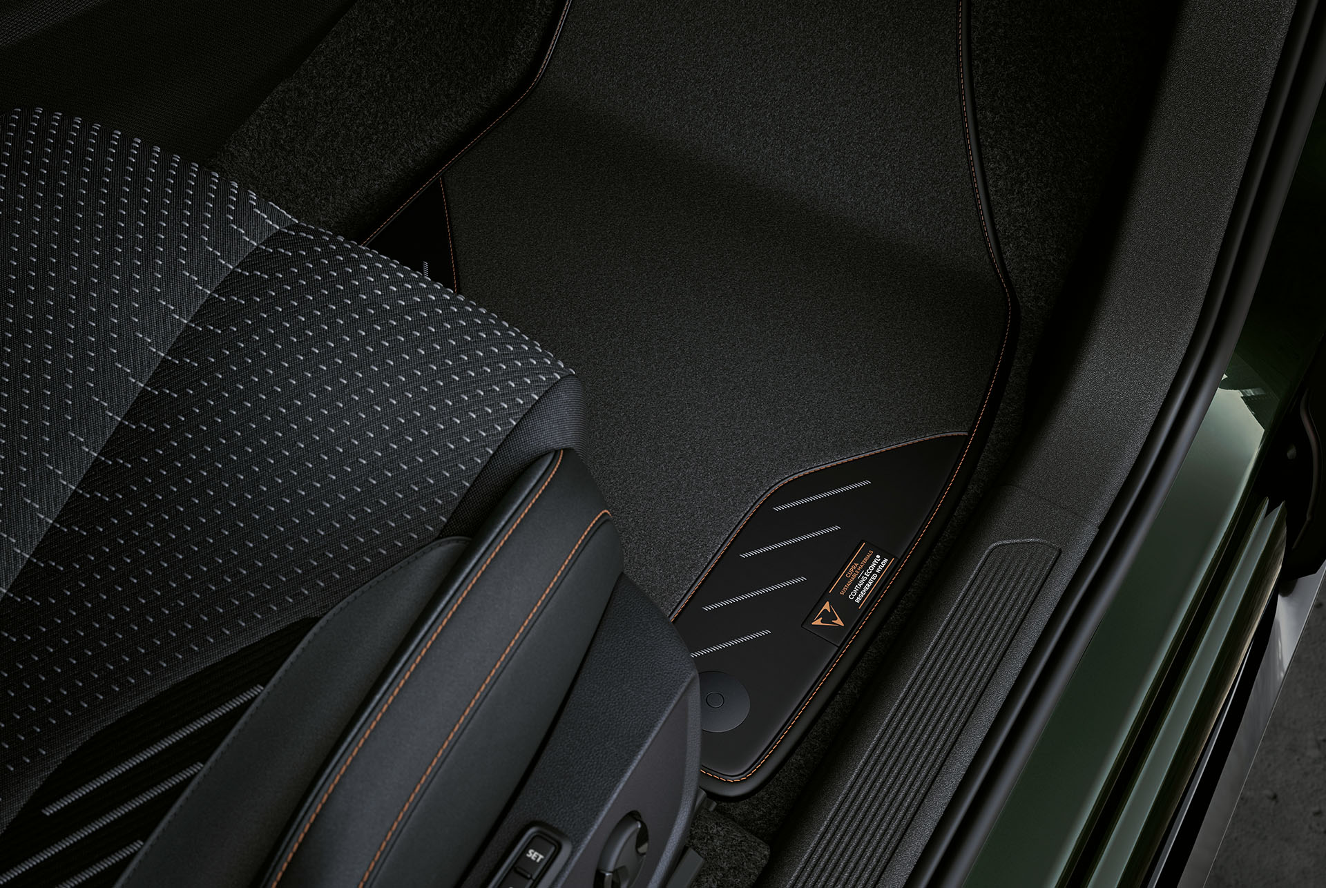 Vista interior del CUPRA Born amb les catifes Adrenaline.