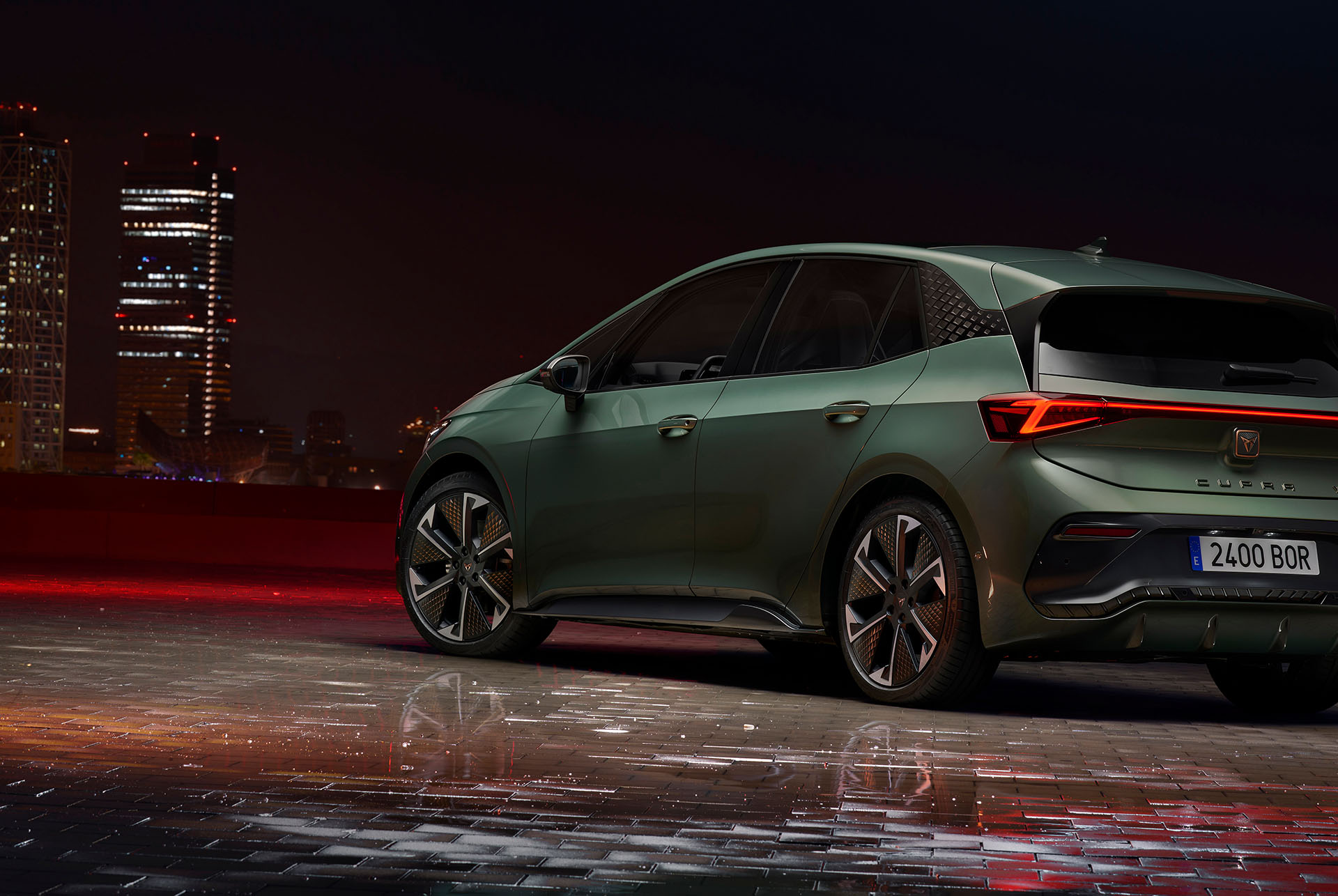 Smartphone connectat al carregador sense fils del CUPRA Born