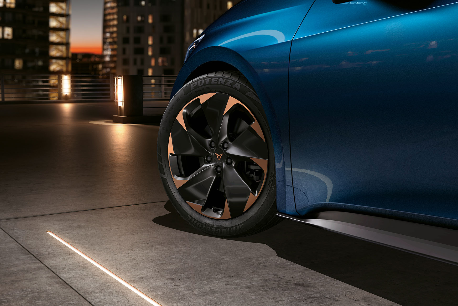 CUPRA Born amb llandes aero de 19” amb acabats en negre brillant i coure