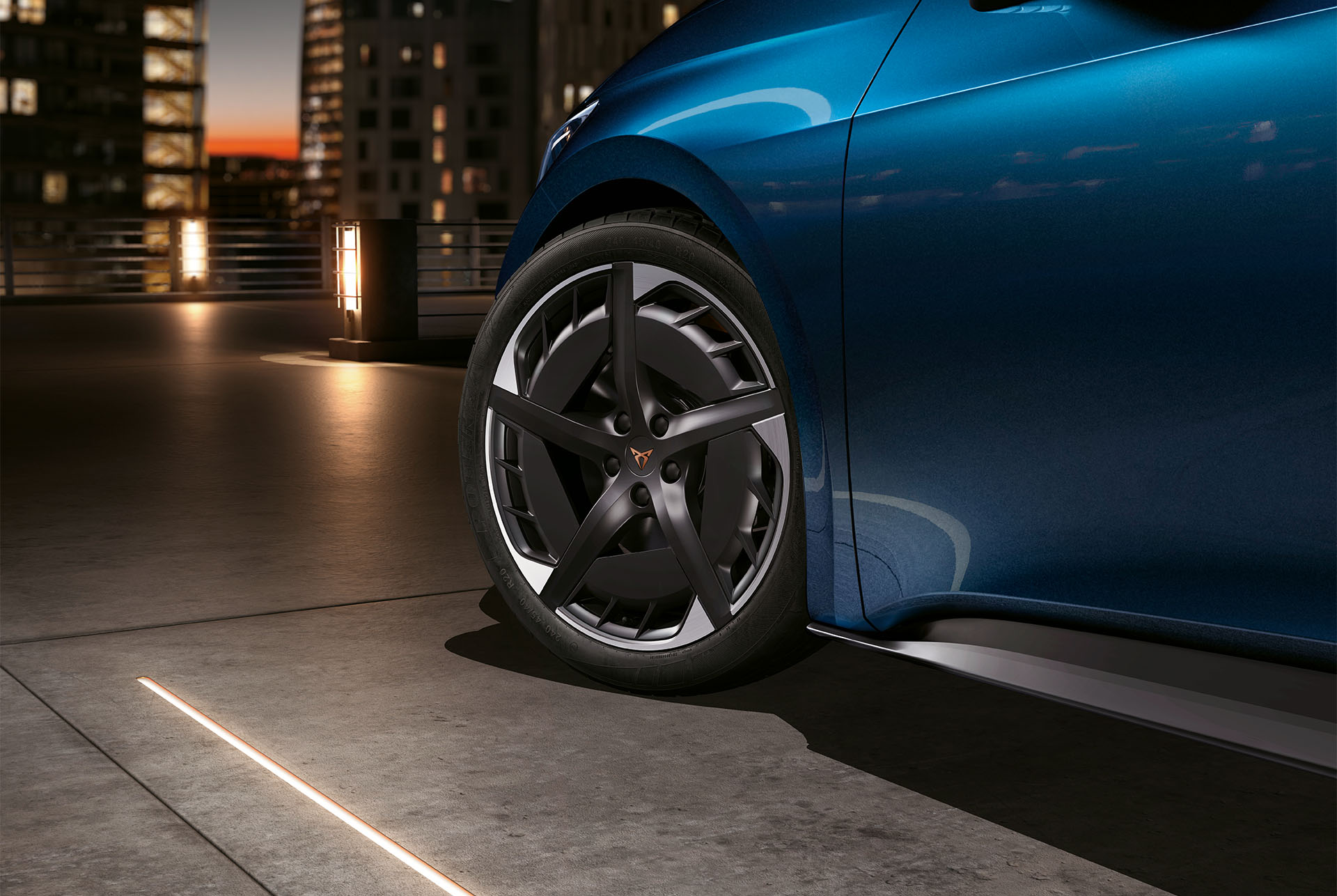 CUPRA Born amb llandes aero de 20” amb acabats en negre esport