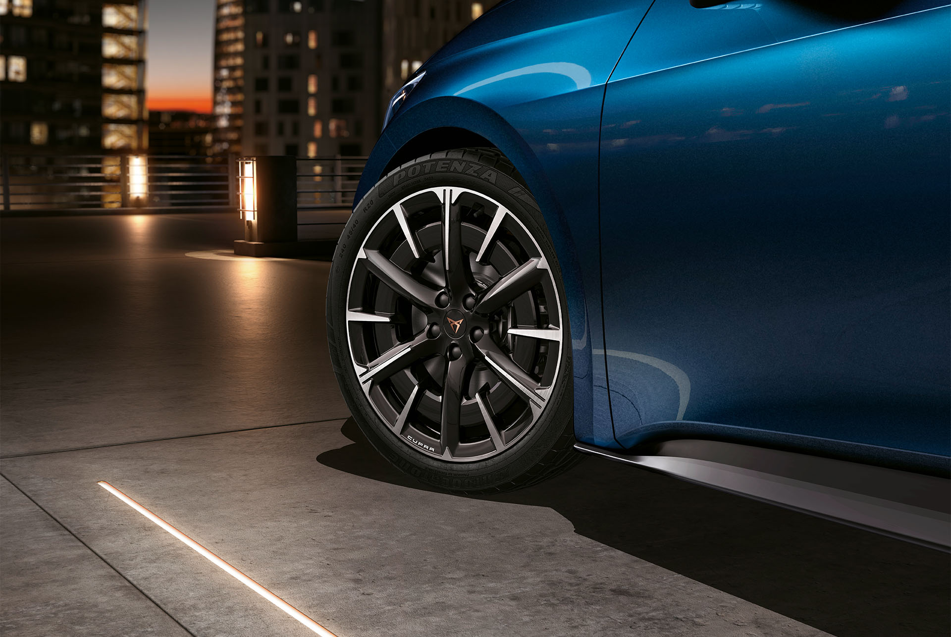 CUPRA Born amb llandes aero de 20” amb acabats en negre brillant