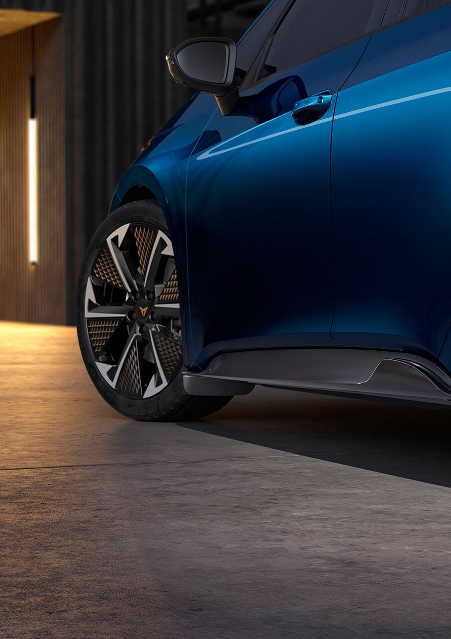 CUPRA Born de color Blau Aurora amb parafangs posteriors