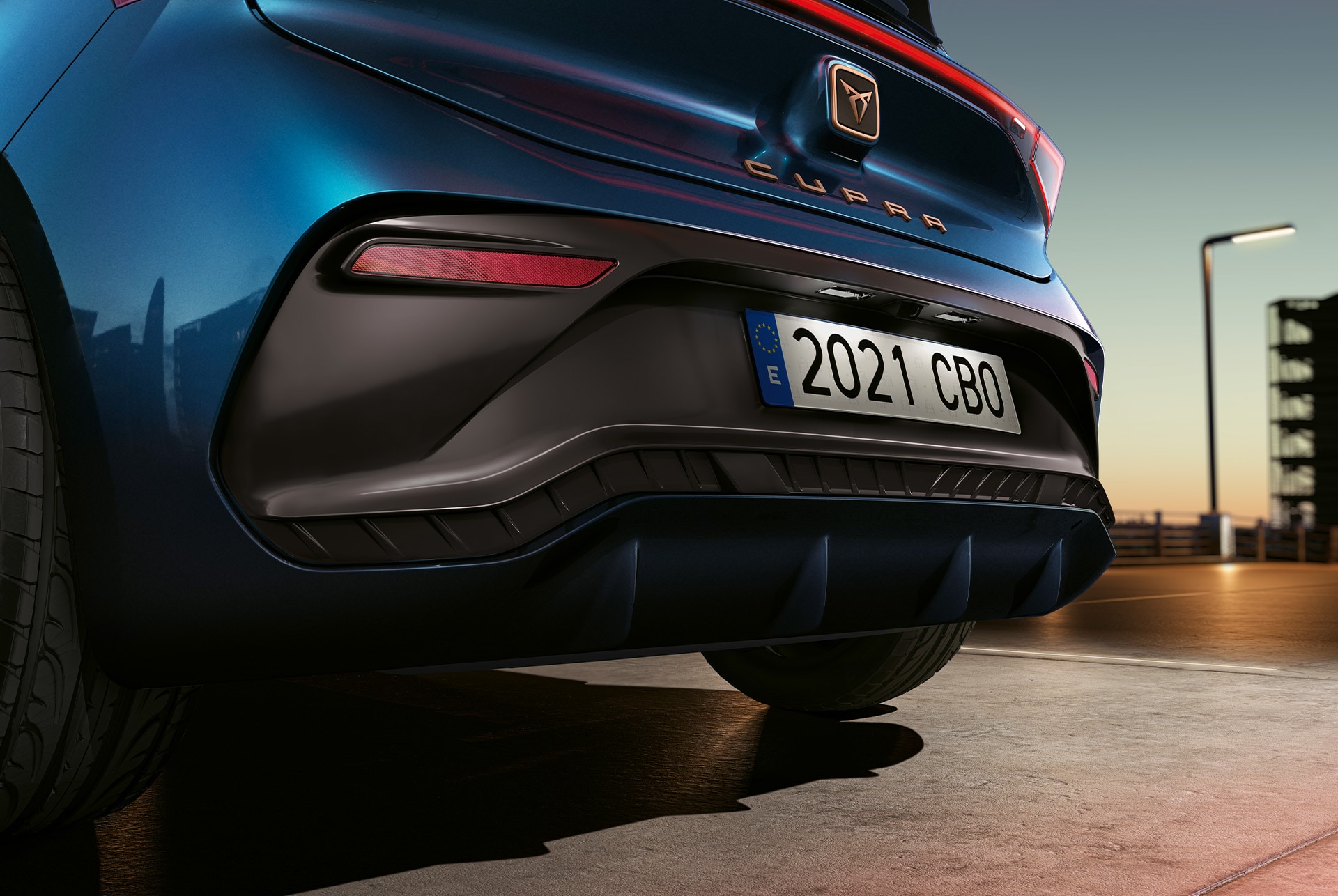 CUPRA Born de color Blau Aurora amb paracops posterior