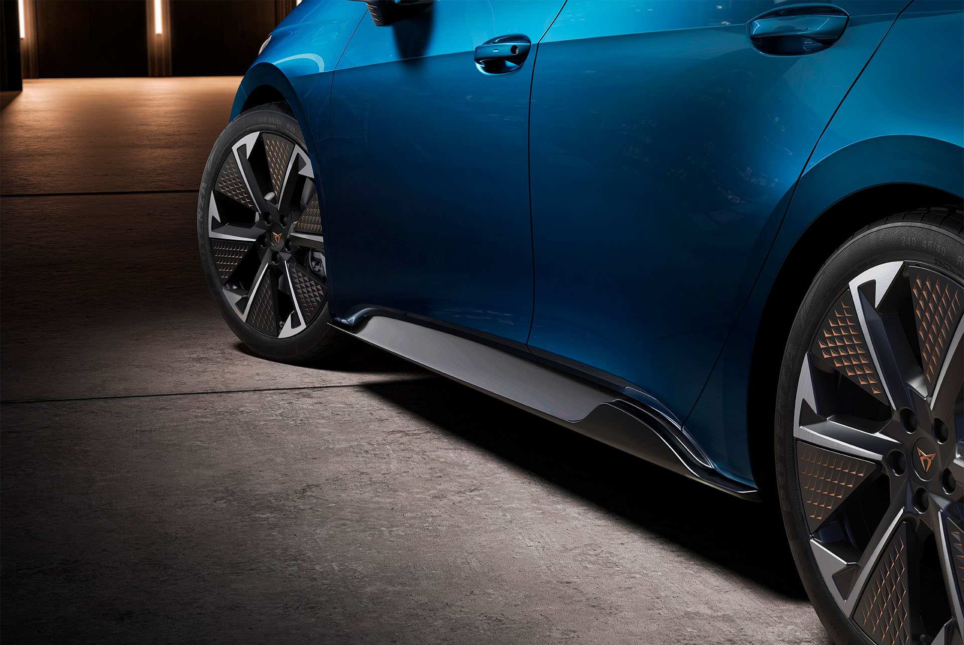 CUPRA Born de color Blau Aurora amb llindars laterals