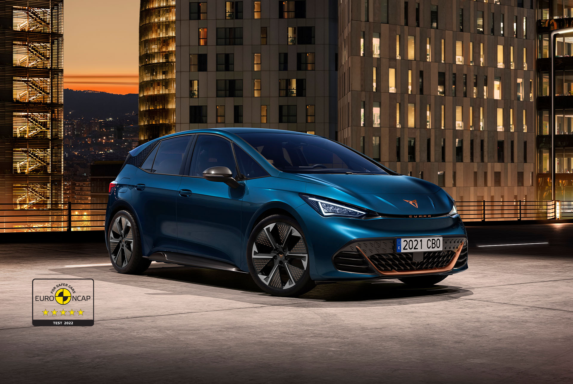 CUPRA Born de color Blau Aurora amb llandes Thunderstorm.