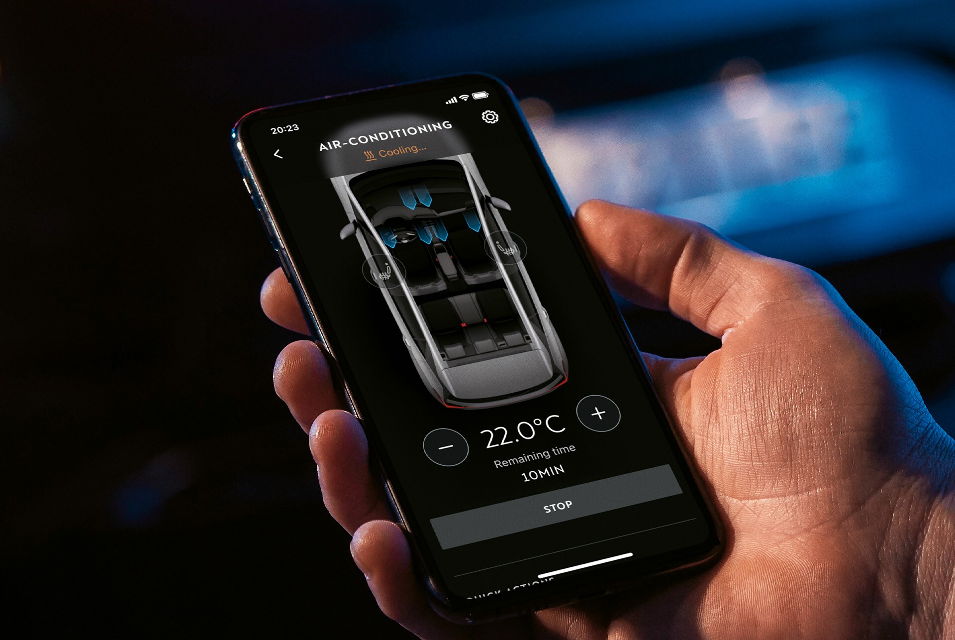Propietari de CUPRA connectat a l’app My CUPRA per ajustar la temperatura a distància