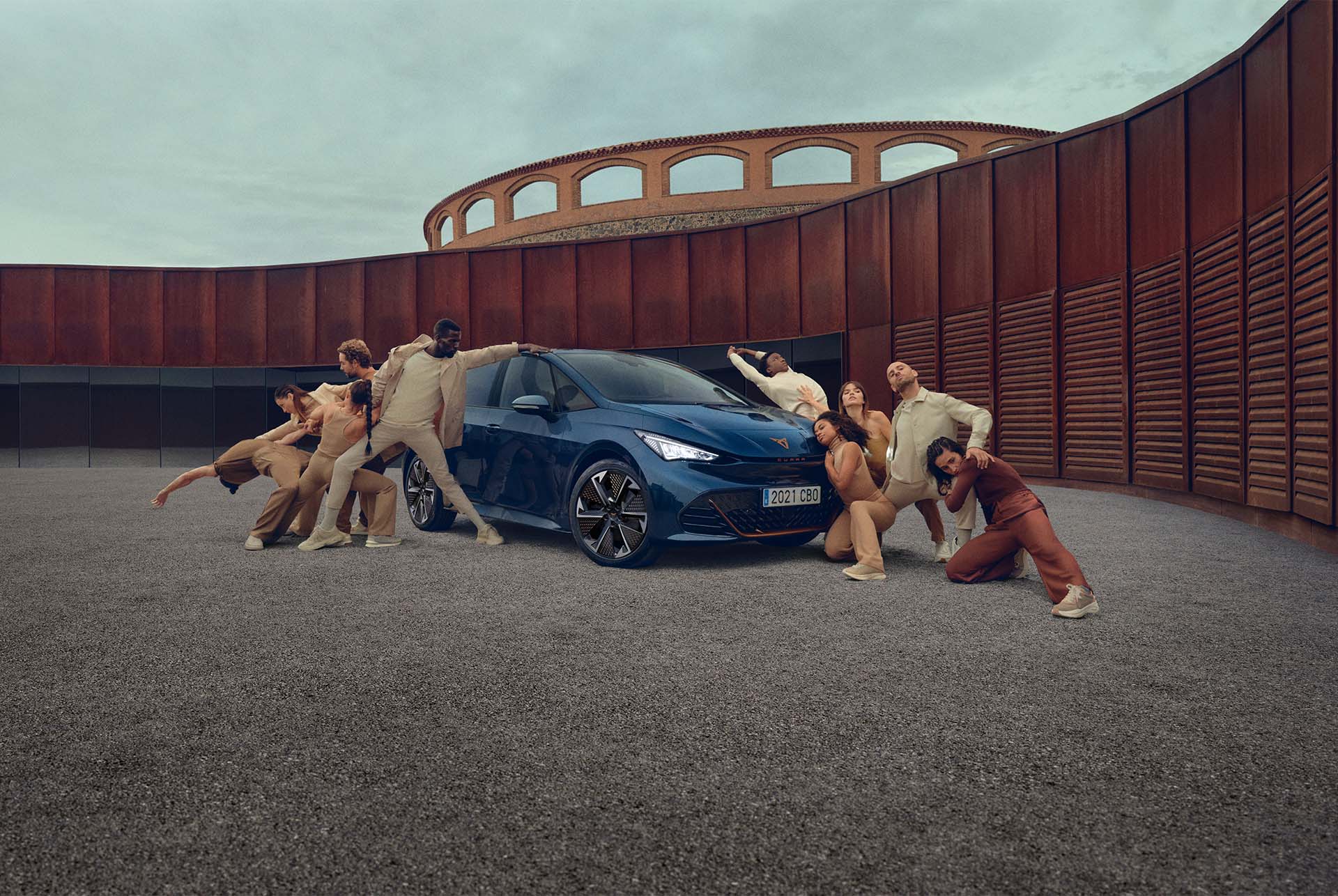 Persones posant al voltant del CUPRA Born en color Aurora Blue