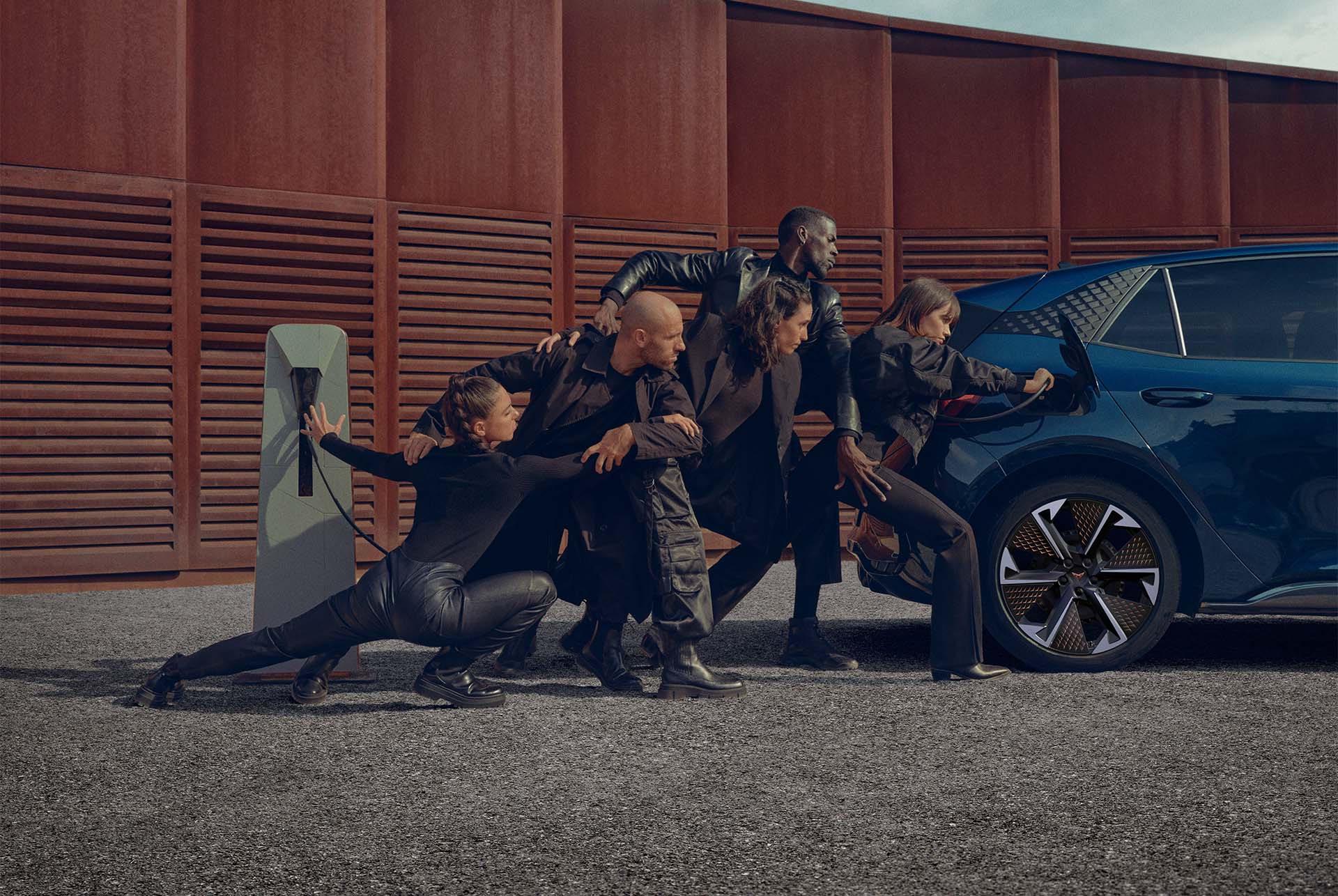 Persones posant amb el CUPRA Born mentre es carrega.