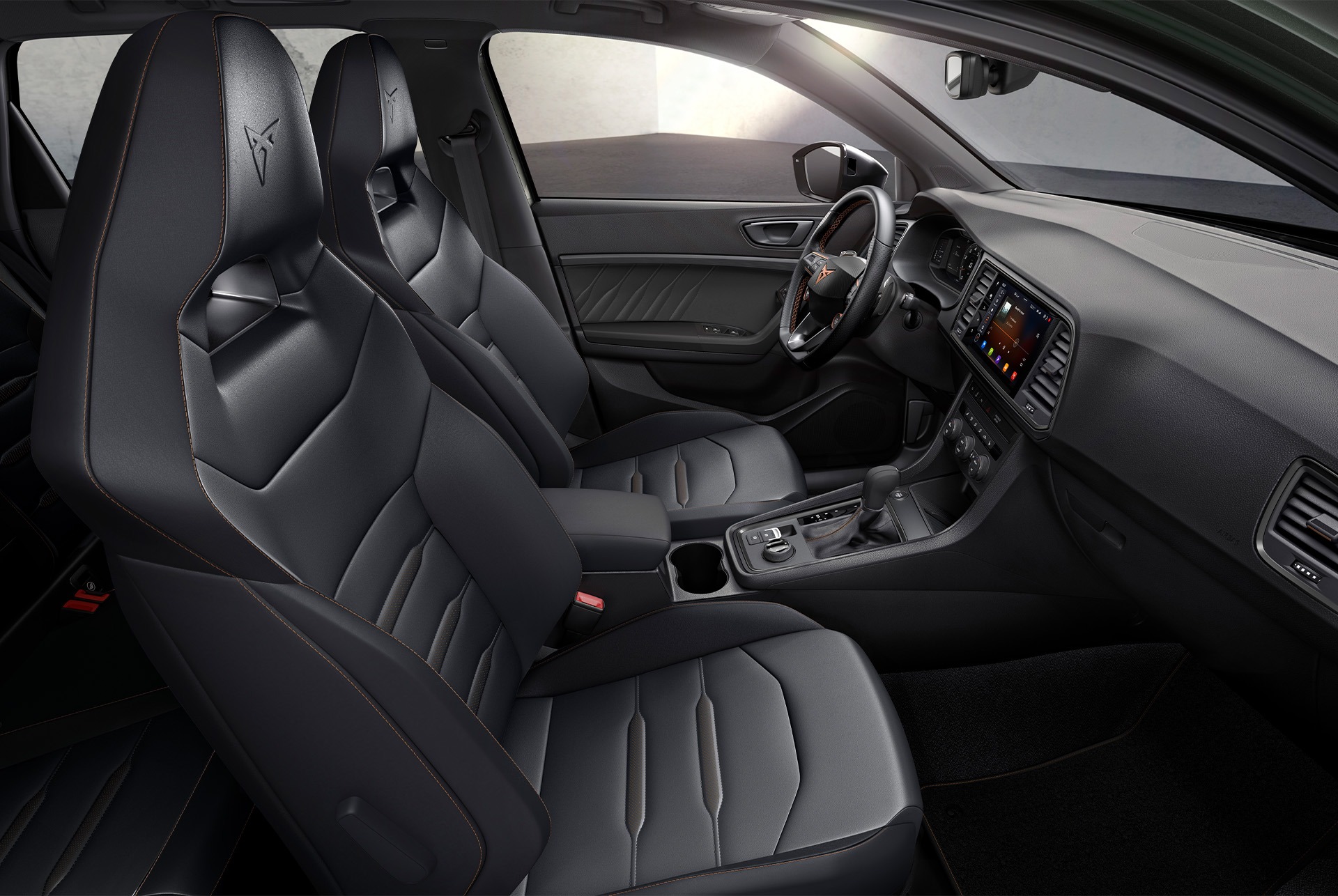 Vista interior del CUPRA Ateca amb seients Bucket esportius en autèntic cuir negre, proporcionant un estil refinat i sofisticat per millorar la teva experiència de conducció