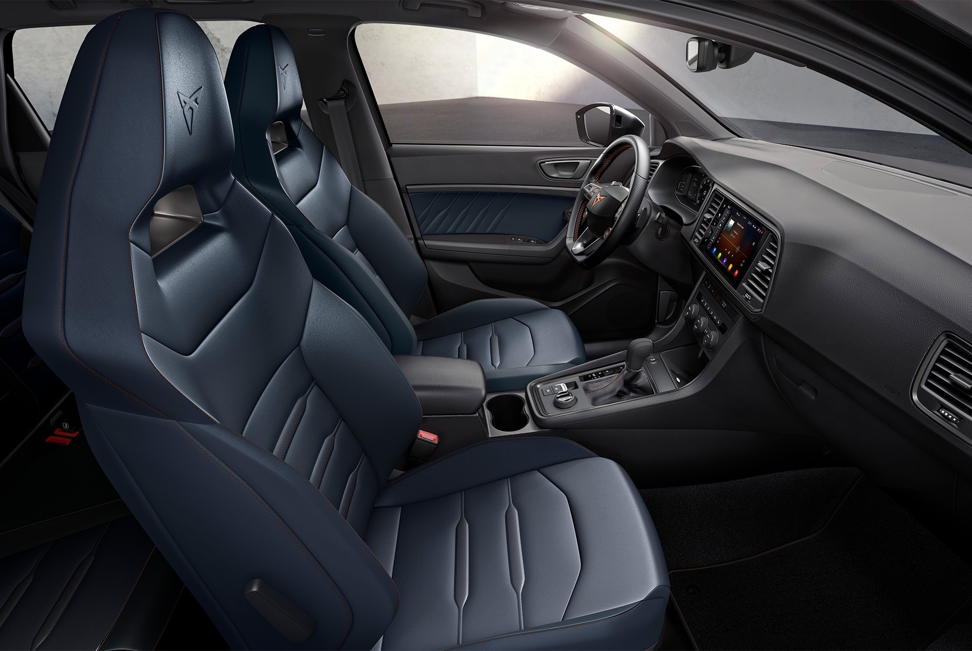 Vista interior del CUPRA Ateca amb seients Bucket en cuir Nappa Petrol Blue, amb costures exclusives en Coure i teixits de disseny progressiu.