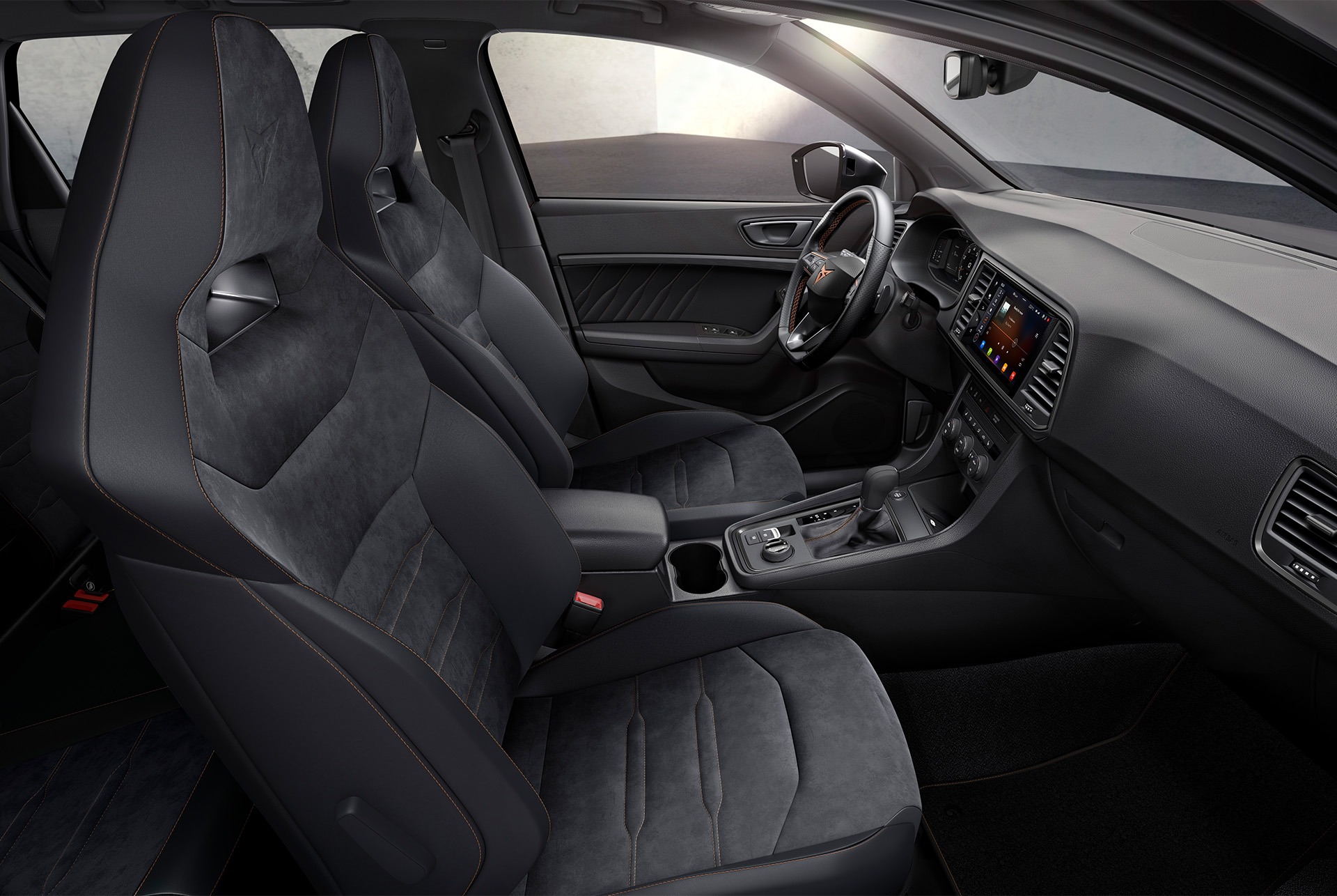 Vista interior del CUPRA Ateca amb tapisseria esportiva estàndard, dissenyada per a una experiència de conducció transcendent.