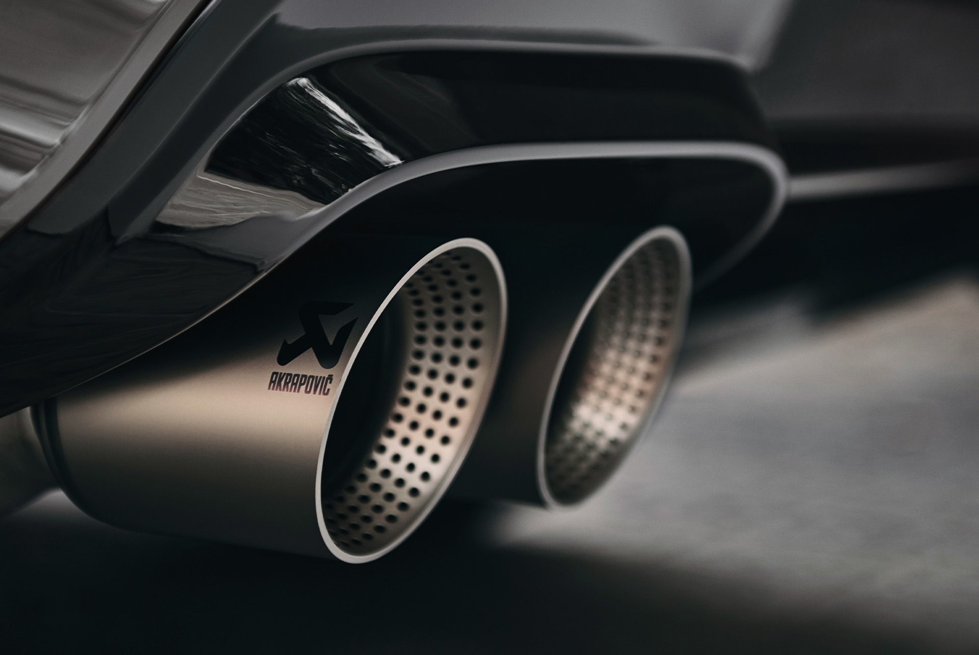 Primer pla del sistema d’escapament doble Akrapovič de màxim rendiment del CUPRA Ateca, millorant el rendiment i el so.