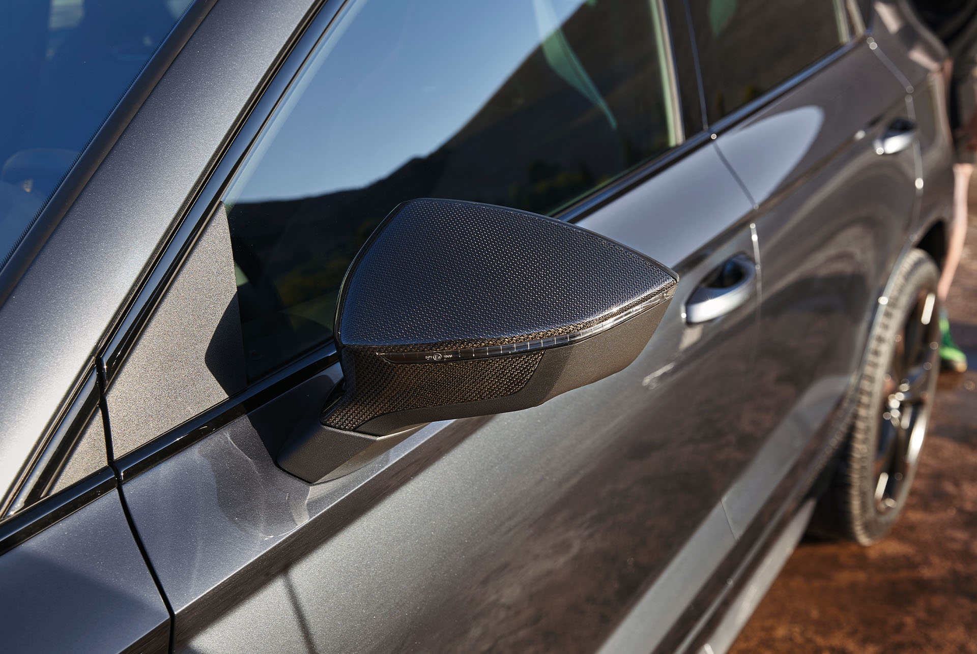Primer pla de les fundes dels retrovisors en fibra de carboni coure del CUPRA Ateca, aportant un toc premium i refinat al disseny.