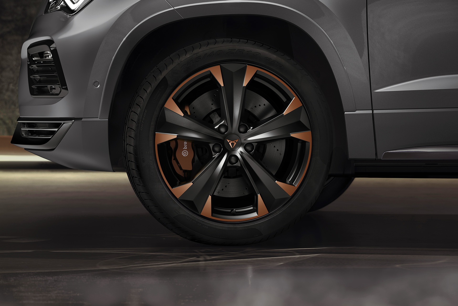 Primer pla dels frens d'alt rendiment del CUPRA Ateca amb pinces Brembo, oferint una potència de frenada guardonada.