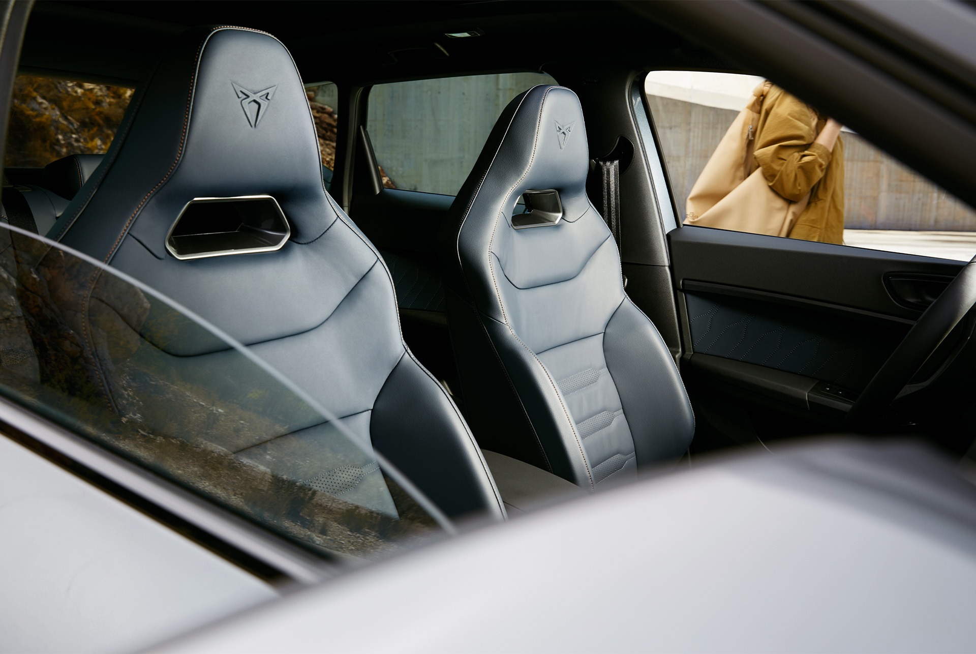 Primer pla dels seients tipus bucket del CUPRA Ateca, confeccionats amb cuir genuí Petrol Blue per a un aspecte atemporal i premium.