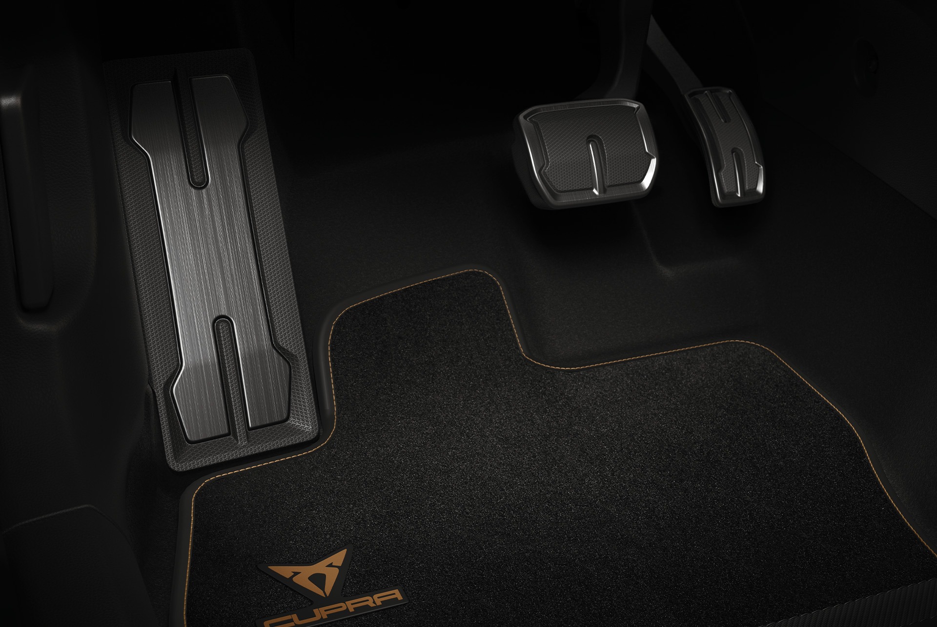 Vista de primer pla dels pedals en Alumini Fosc exclusius del CUPRA Ateca Tribe Edition, amb un reposapeus a joc per millorar la sensació de conducció esportiva i el control.
