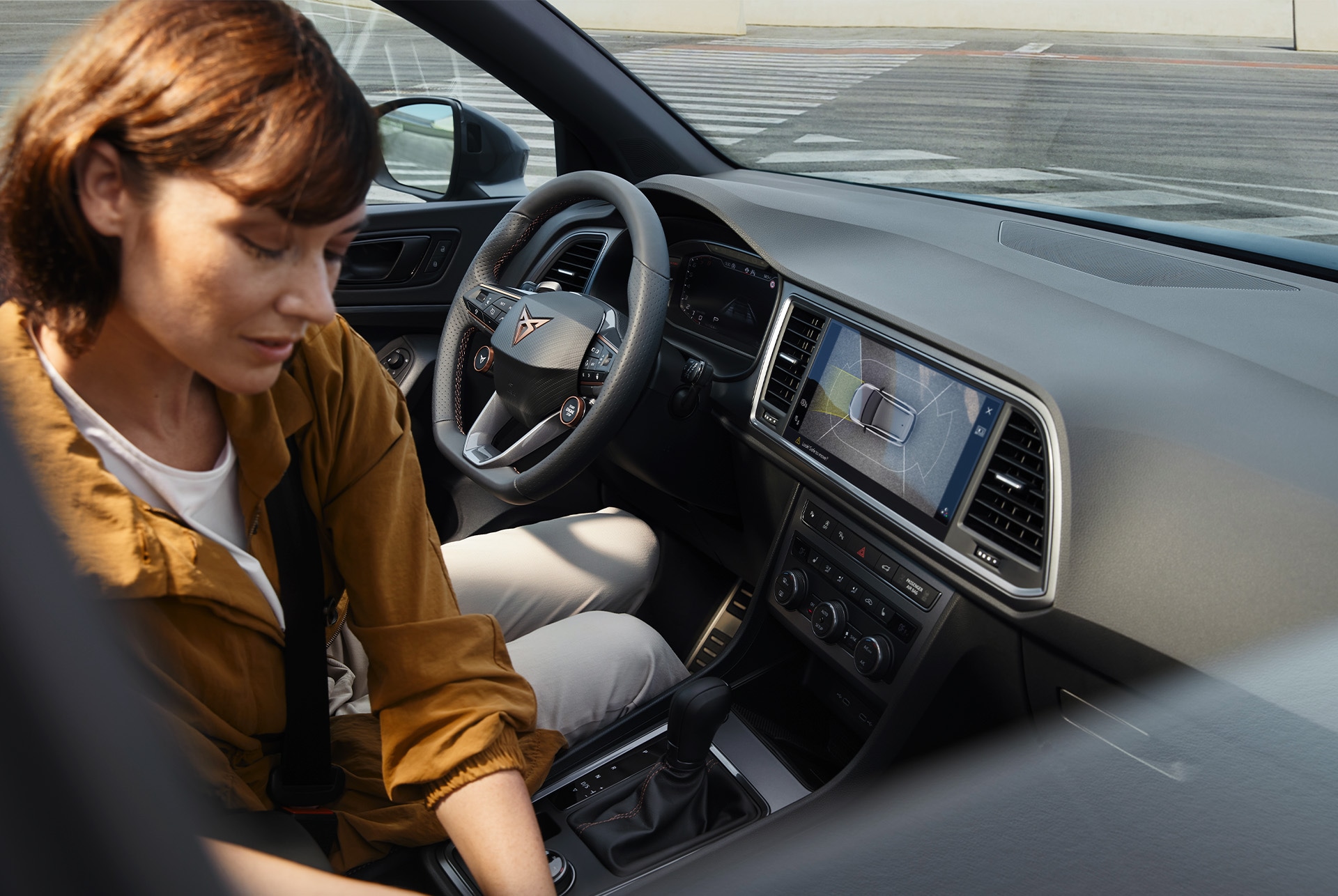 Vista interior del CUPRA Ateca ressaltant la tecnologia centrada en el conductor, amb un habitacle creat específicament per adaptar-se a les seves necessitats.