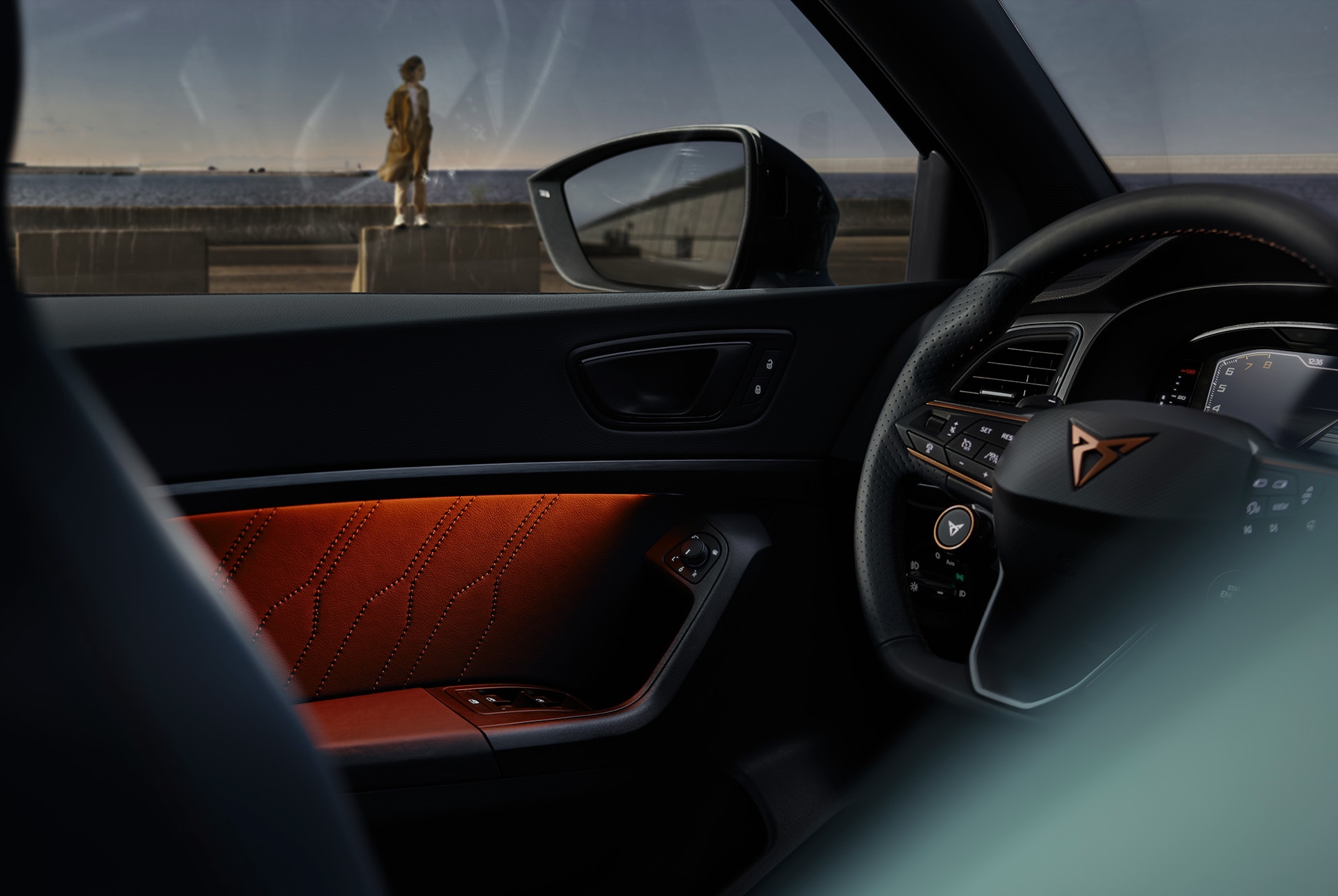 Vista interior del CUPRA Ateca mostrant la il·luminació ambiental que s’adapta al teu estat d’ànim, millorant l’experiència de conducció amb tons personalitzables.