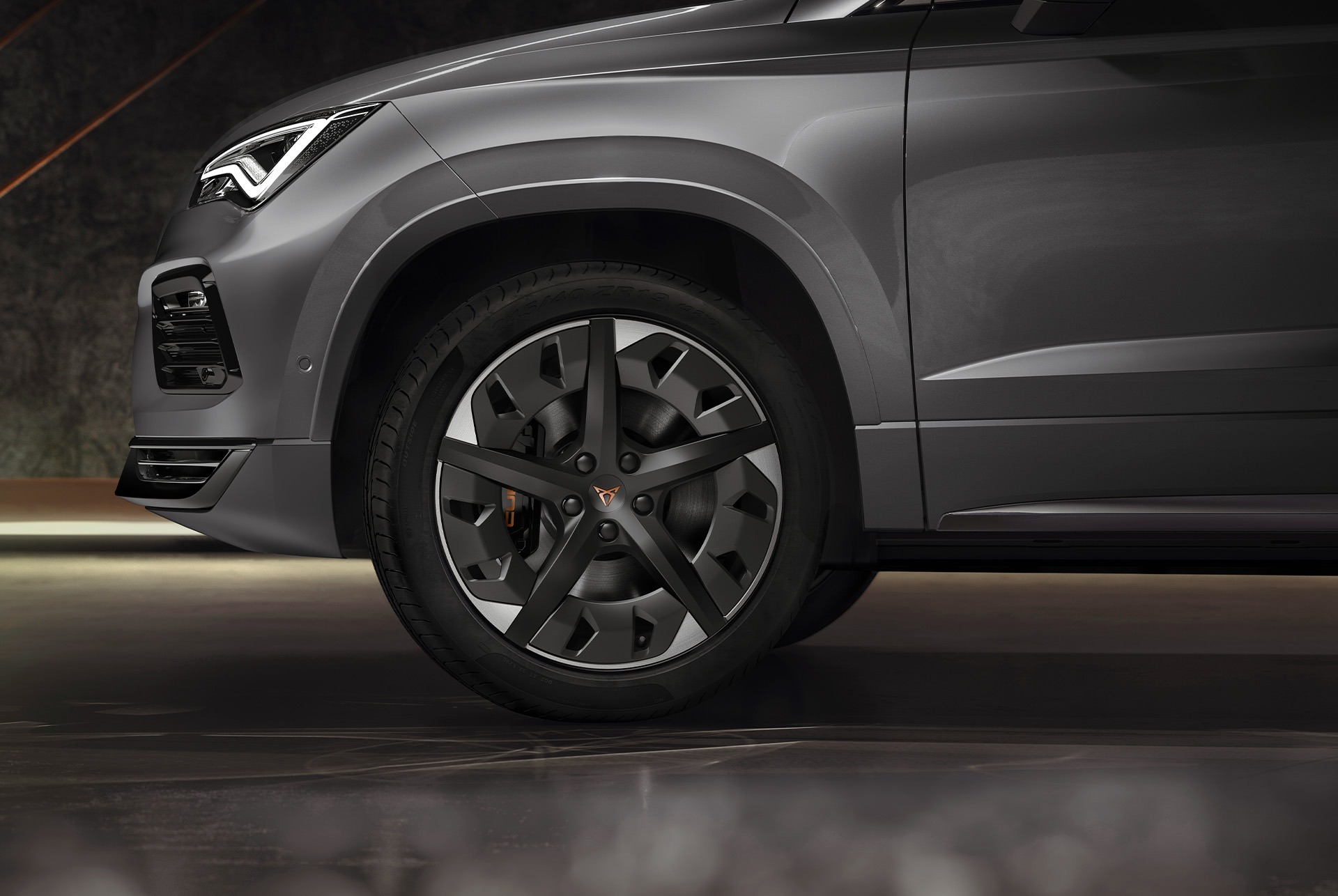 Primer pla de les rodes exclusives Aero esportives de 19 polzades en negre i plata del CUPRA Ateca, amb un disseny elegant i dinàmic.