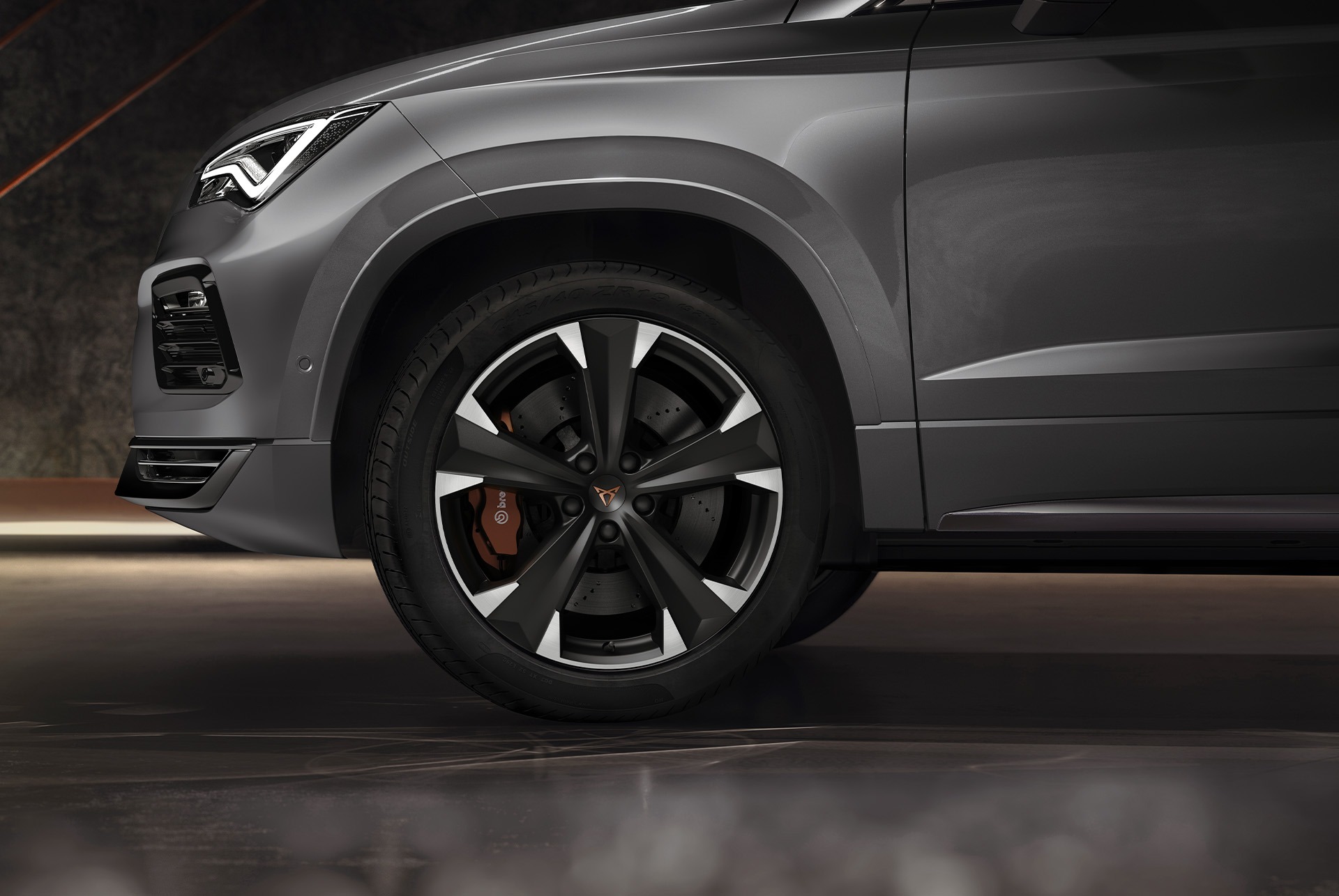 Primer pla de les llandes esportives exclusives de 19 polzades en negre i plata del CUPRA Ateca, ressaltant el seu disseny elegant i atrevit.