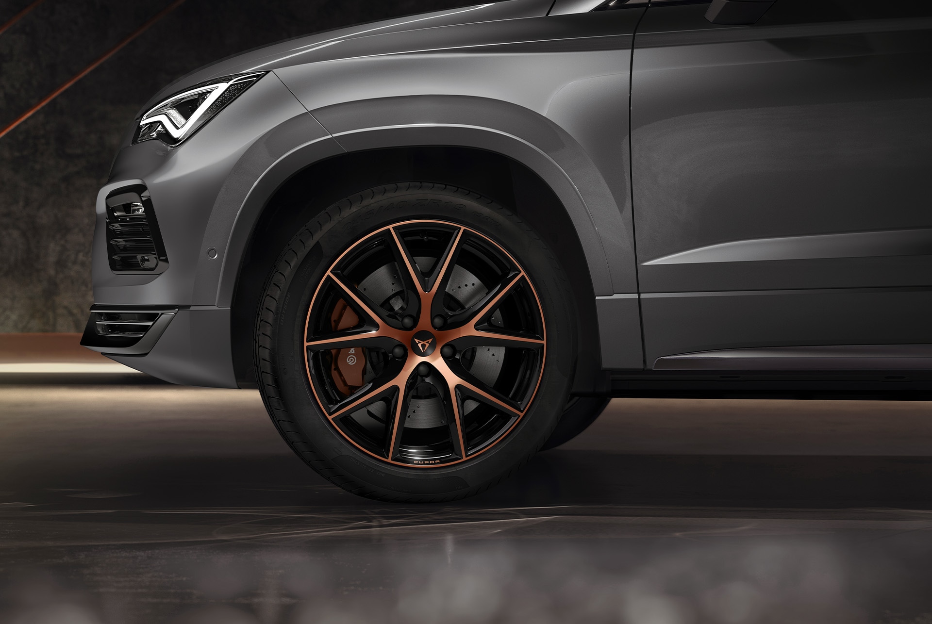 Primer pla de les rodes exclusives R esportives de 19 polzades en negre i coure del CUPRA Ateca, destacant el seu disseny dinàmic i premium.