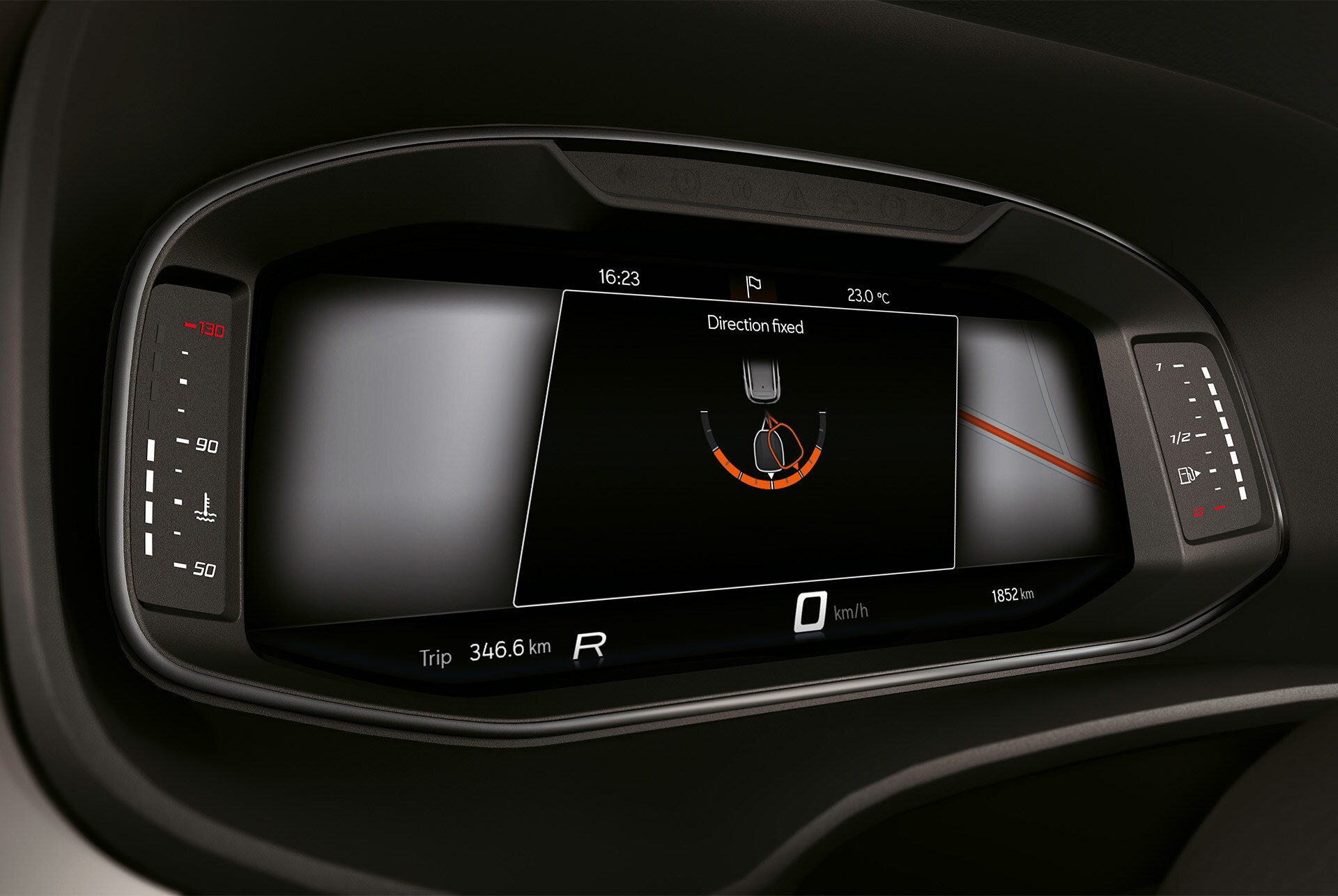 Funció Trailer Assist mostrada al tauler digital del CUPRA, mostrant les indicacions visuals per a un aparcament més segur amb un remolc, amb dades en temps real dels sensors i la càmera.