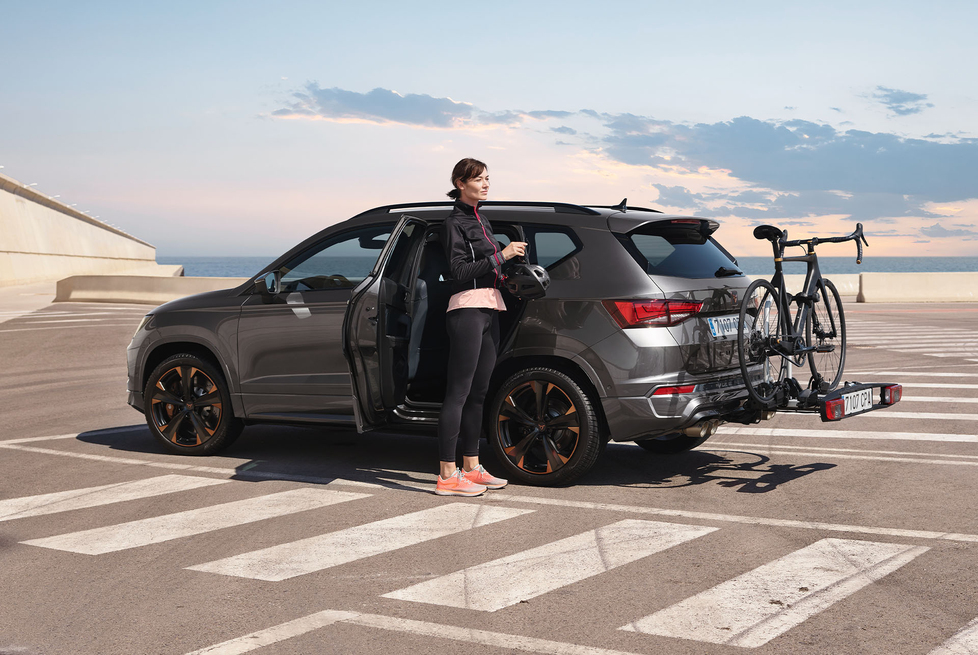 CUPRA Ateca amb un nou disseny de portabicicletes per remolc que pot transportar fins a dues bicicletes, mostrant les capacitats d’aventura a l’aire lliure.