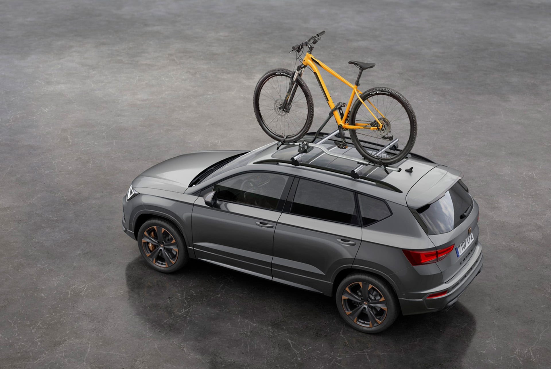 CUPRA Ateca equipat amb un portabicicletes per sostre , llest per a un viatge aventurer.