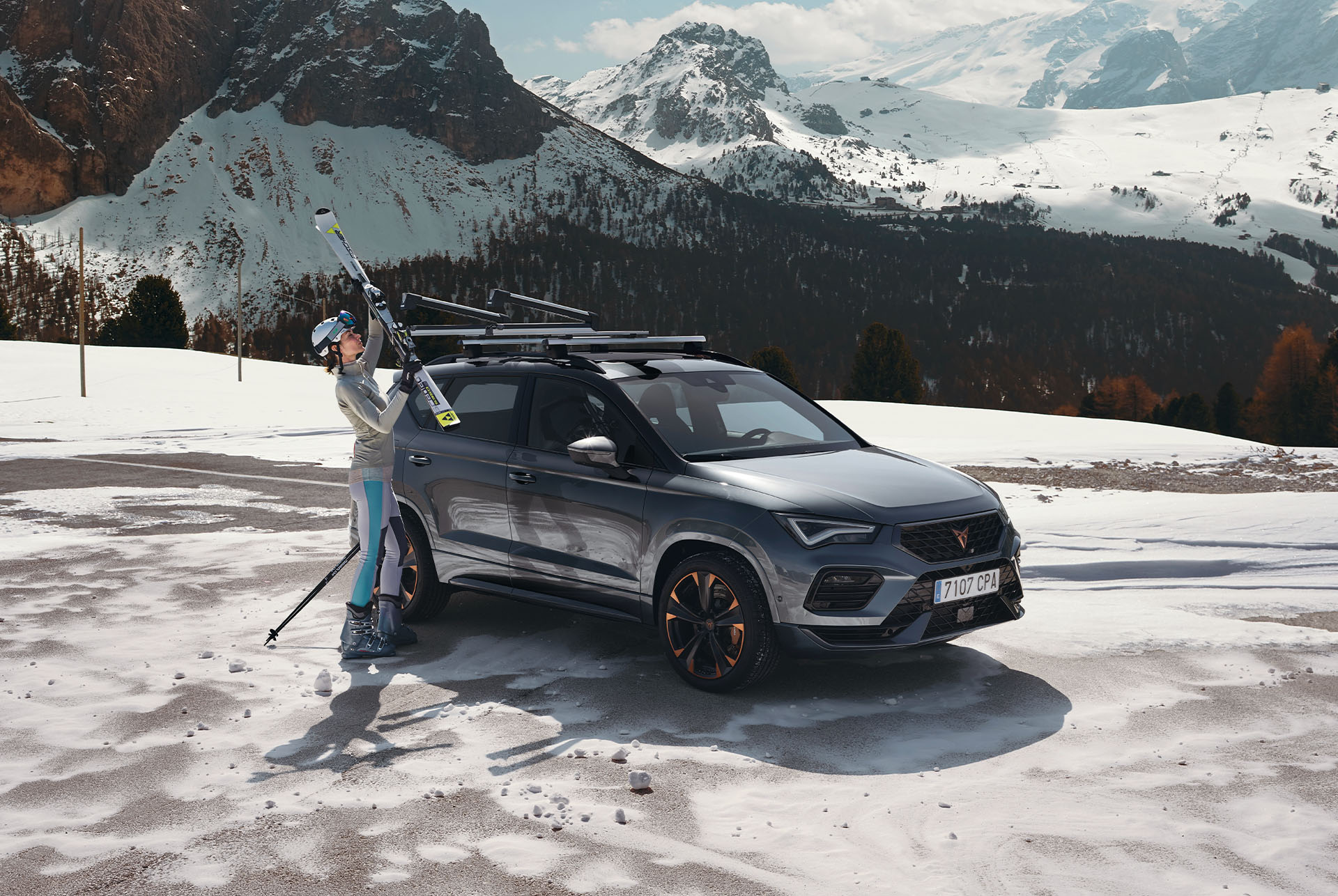 CUPRA Ateca en un entorn nevós equipat amb un portesquí X-Tender, que s'extreu fàcilment per a una càrrega còmoda dels esquís.