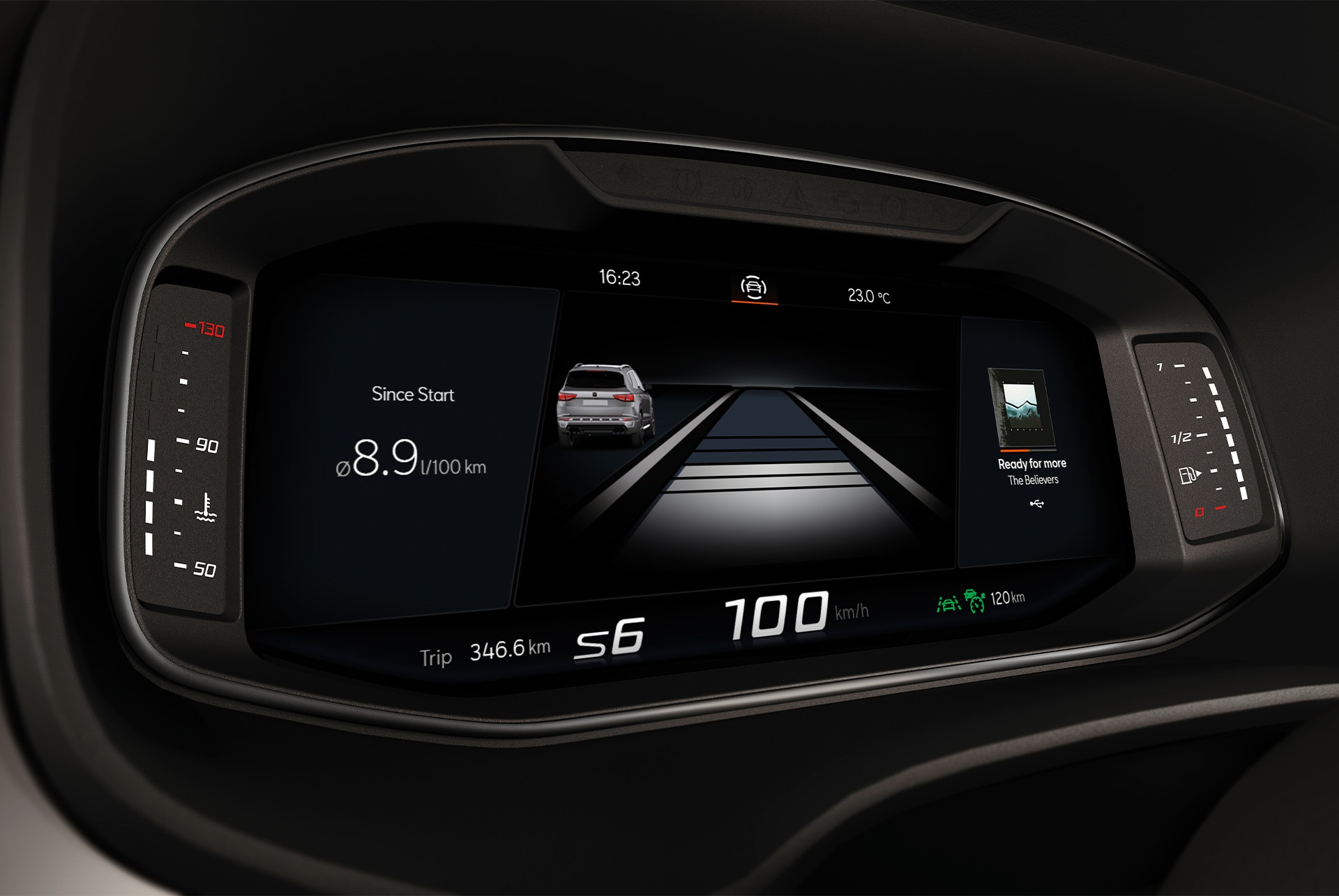 Pantalla digital mostrant les funcions del Safety XL Pack del CUPRA Ateca, incloent Control de Creuer Adaptatiu, Assistència de Llums en Carretera i Reconeixement de Senyals de Trànsit per a una seguretat de primer nivell.
