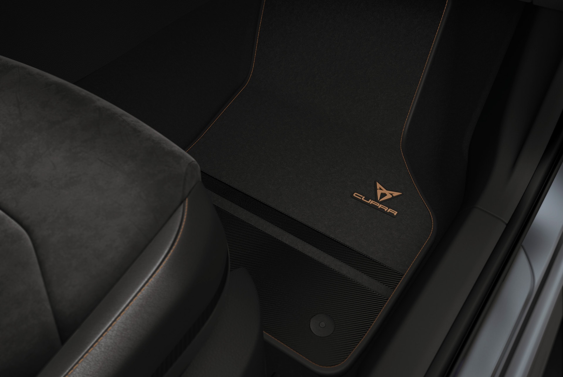 CUPRA Ateca amb una alfombra premium de marca CUPRA en fibra de carboni, que ofereix protecció addicional al terra del cotxe amb estil inconfusible.