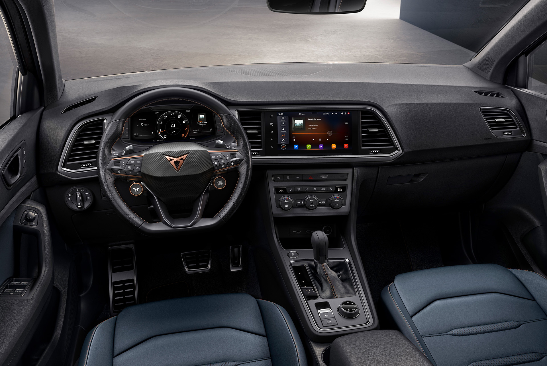 Vista interior del tauler de control del CUPRA Ateca, destacant els sis modes de conducció versàtils, la caixa de canvis automàtica DSG i la tecnologia 4WD per a una experiència de conducció enriquida.