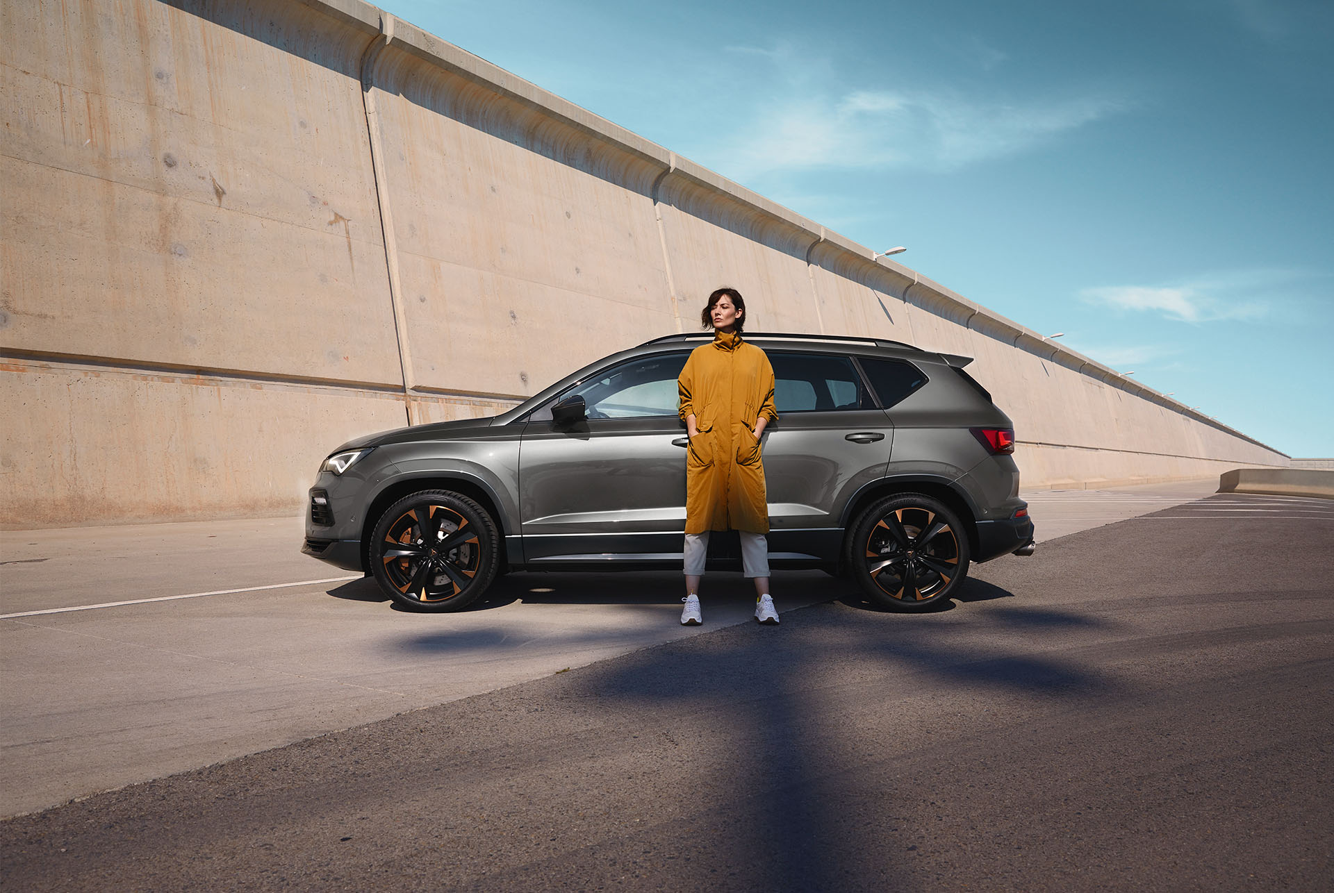 Vista lateral del CUPRA Ateca, destacant el motor de 300 cavalls del vehicle capaç d'arribar als 100 km/h en només 4,9 segons.