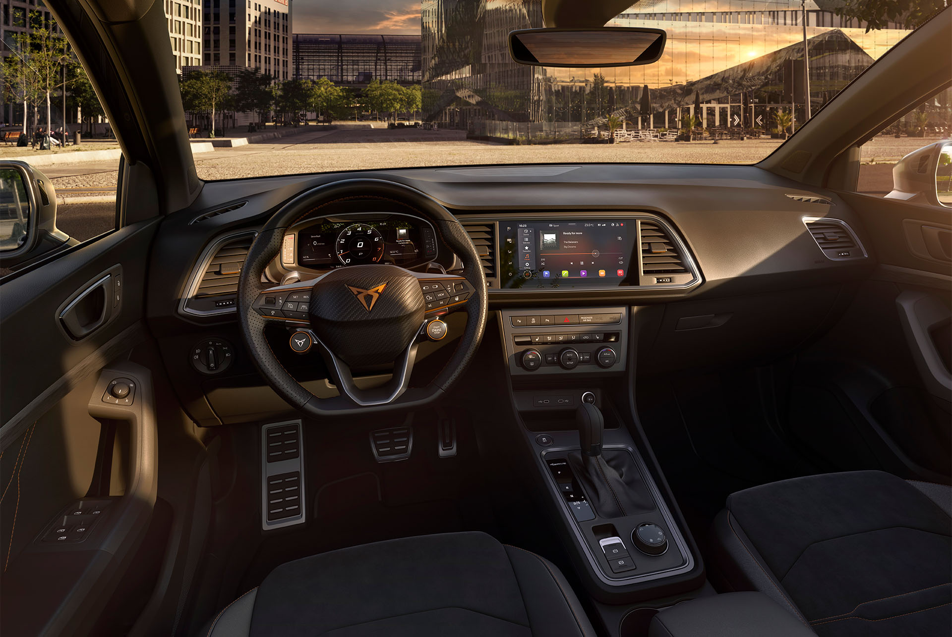 Vista interior del CUPRA Ateca SUV, mostrant el volant amb botons satèl·lit per a l’encesa del motor i la selecció del perfil de conducció. Les lleves darrere del volant permeten un canvi de marxes còmode i precís.