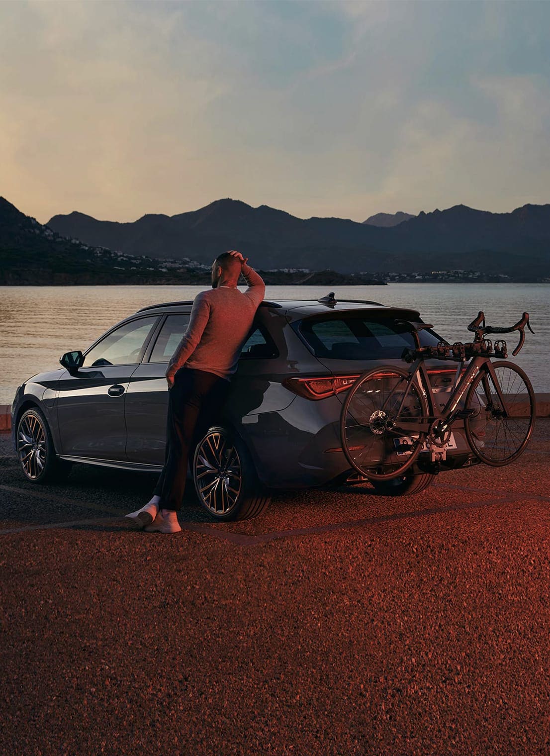 CUPRA Leon SP with a towing bracket bicycle carrier