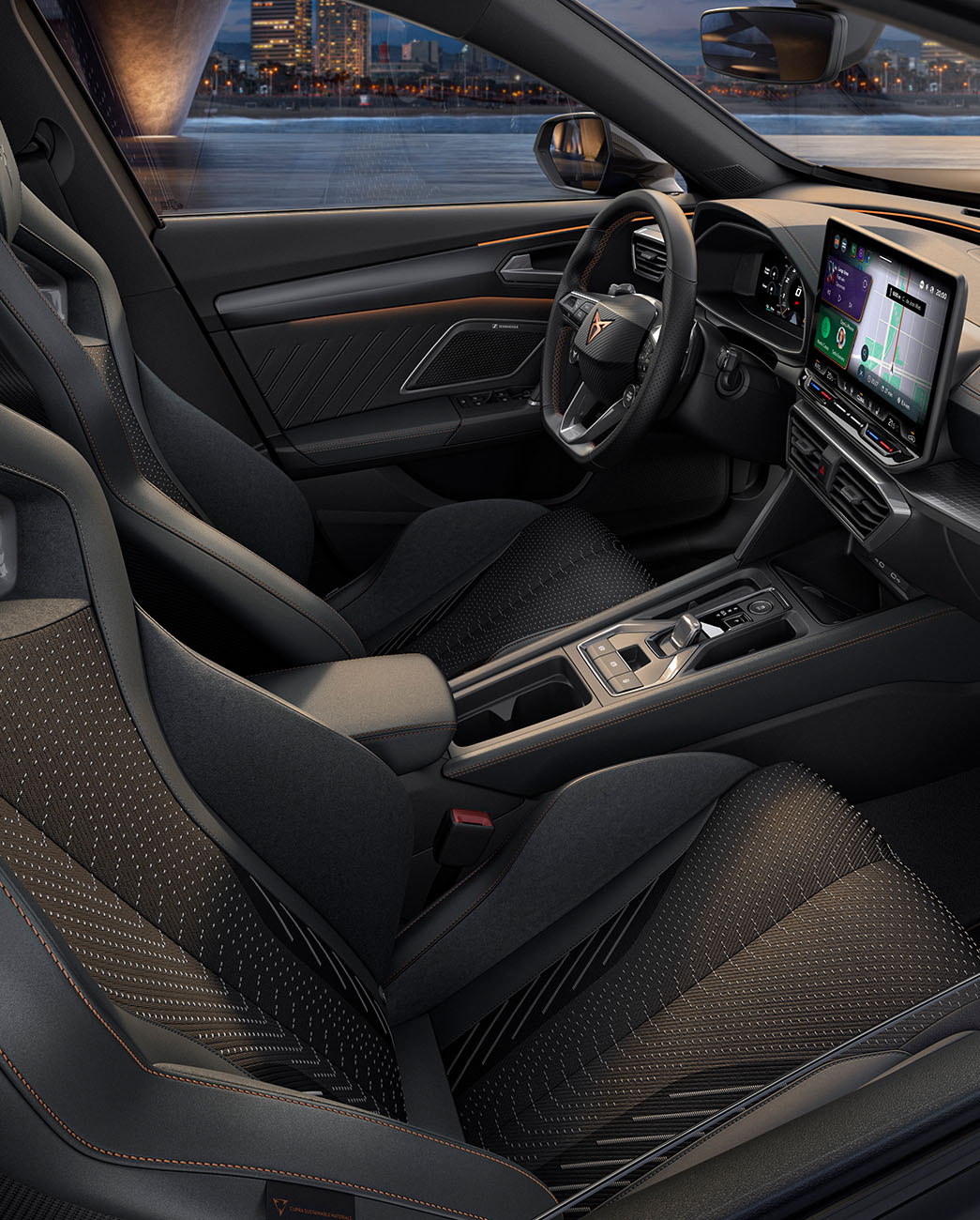 Vista interior de l'habitacle del nou CUPRA Formentor. L'habitacle compta amb seients bucket negres, detalls i costures en Copper, el sistema de infotainment i el volant amb el logotip CUPRA.