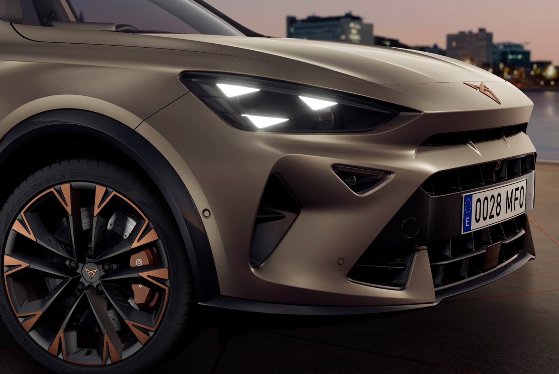 Nou Cupra Formentor 2025 en bronze century mat, llandes amb acabat en copper, llums LED CUPRA matrix, fars amb la forma distintiva d'ull triangular, característics de CUPRA.
