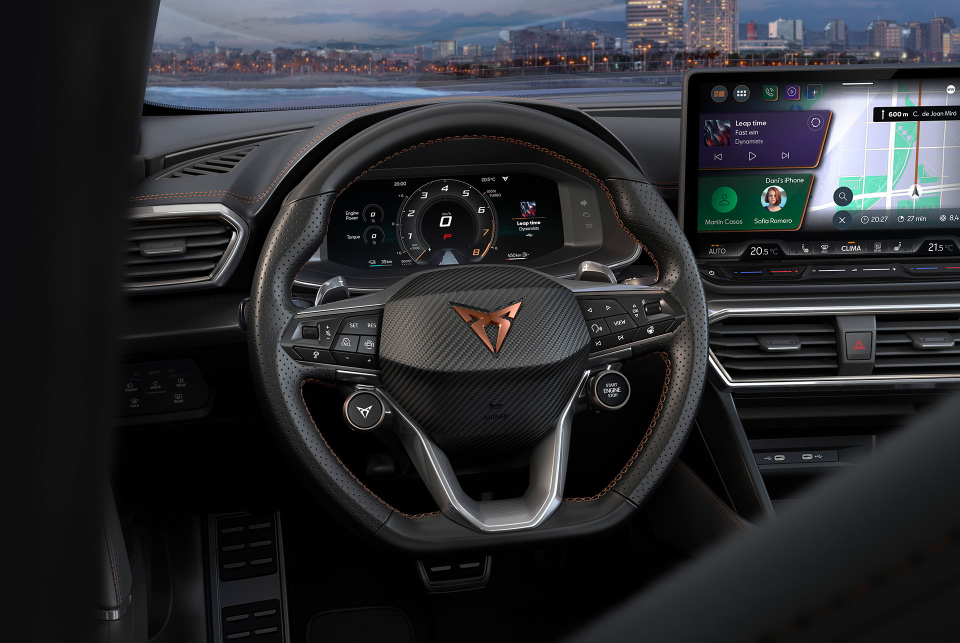 Primer pla de la nova pantalla dinàmica del Cupra Formentor 2025, logotip Cooper, control de creuer adaptatiu, sistema precol·lisió i de manteniment de carril. Inclou intelligent park assist ,assistent de detector de somnolència, assistent de canvi de carril, limitador de velocitat i càmera de visió superior.