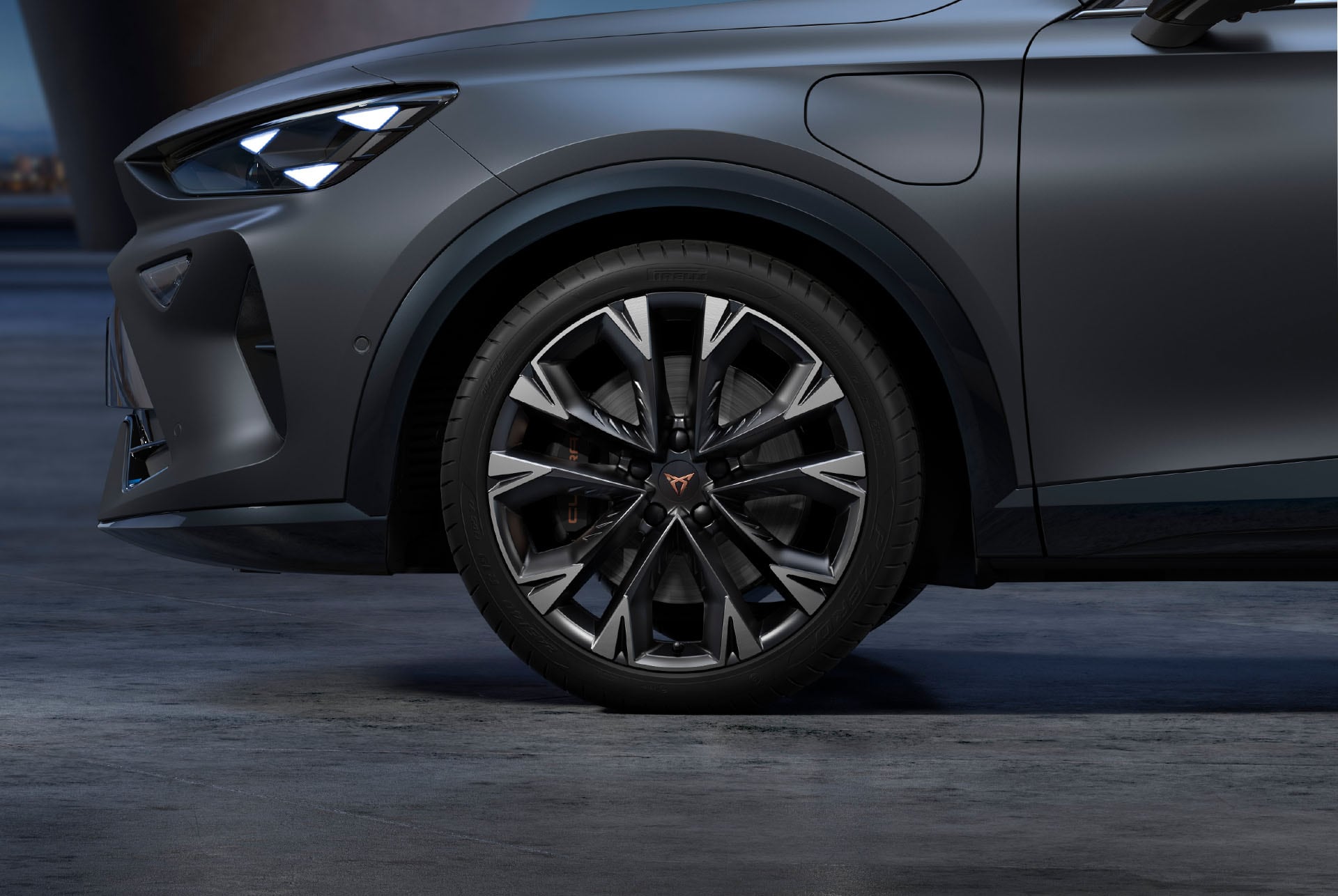 Noves llandes d'aliatge del Cupra Formentor 2025 en plata i negre, i pneumàtics amb el logotip en el centre, fars LED.