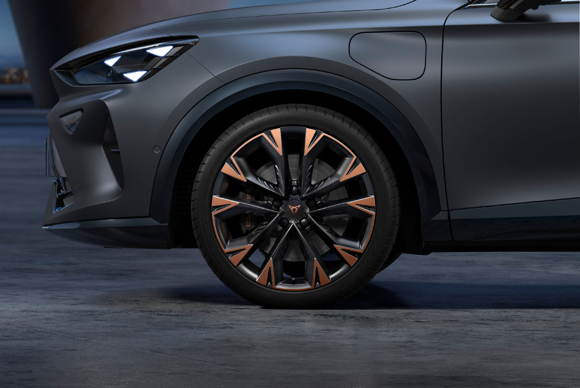 Noves llandes del Cupra Formentor 2025 en copper i negre, aliatge i pneumàtics amb el logotip en el centre, fars LED.