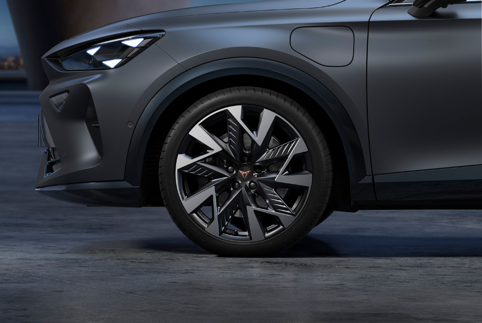Llandes Sandstorm i pneumàtics d'aliatge del Cupra Formentor 2025 en negre i platejat amb logotip en el centre.