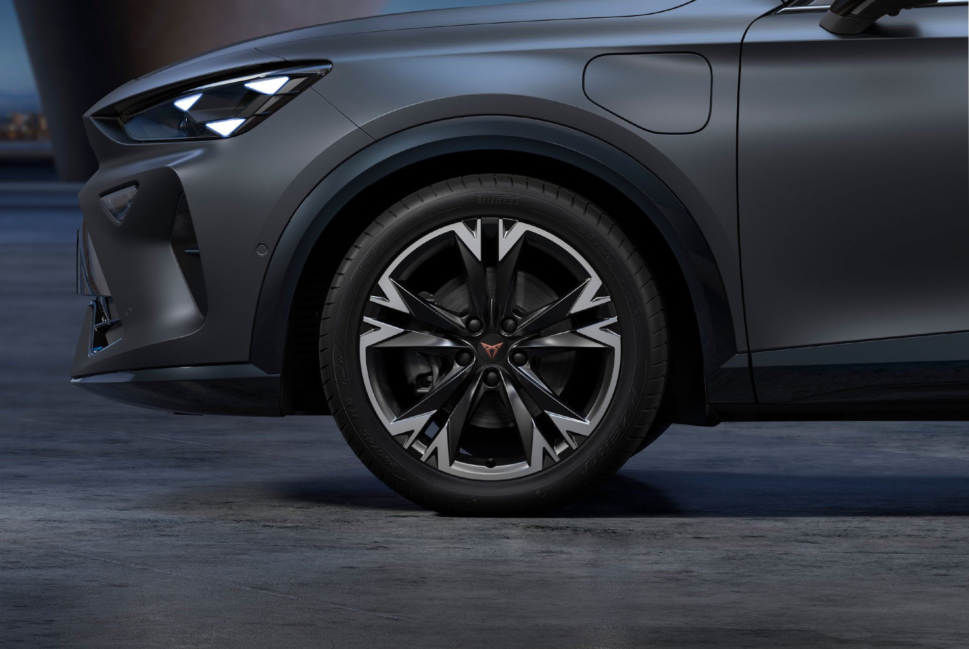 Noves llandes Sonora del Cupra Formentor 2025 en negre i platejat, aliatge i pneumàtics amb el logotip en el centre, fars LED.