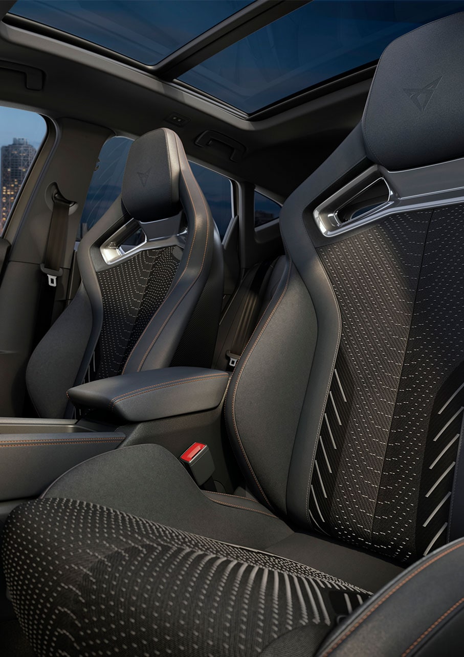 Nou disseny interior Extrem del Cupra Formentor 2025, habitacle i zona del conductor, frens d'alt rendiment, seients bucket CUP i motllures interiors cromades fosques. Inclou les millores Intelligent Drive, Pure Performance i Immersive by Sennheiser™.