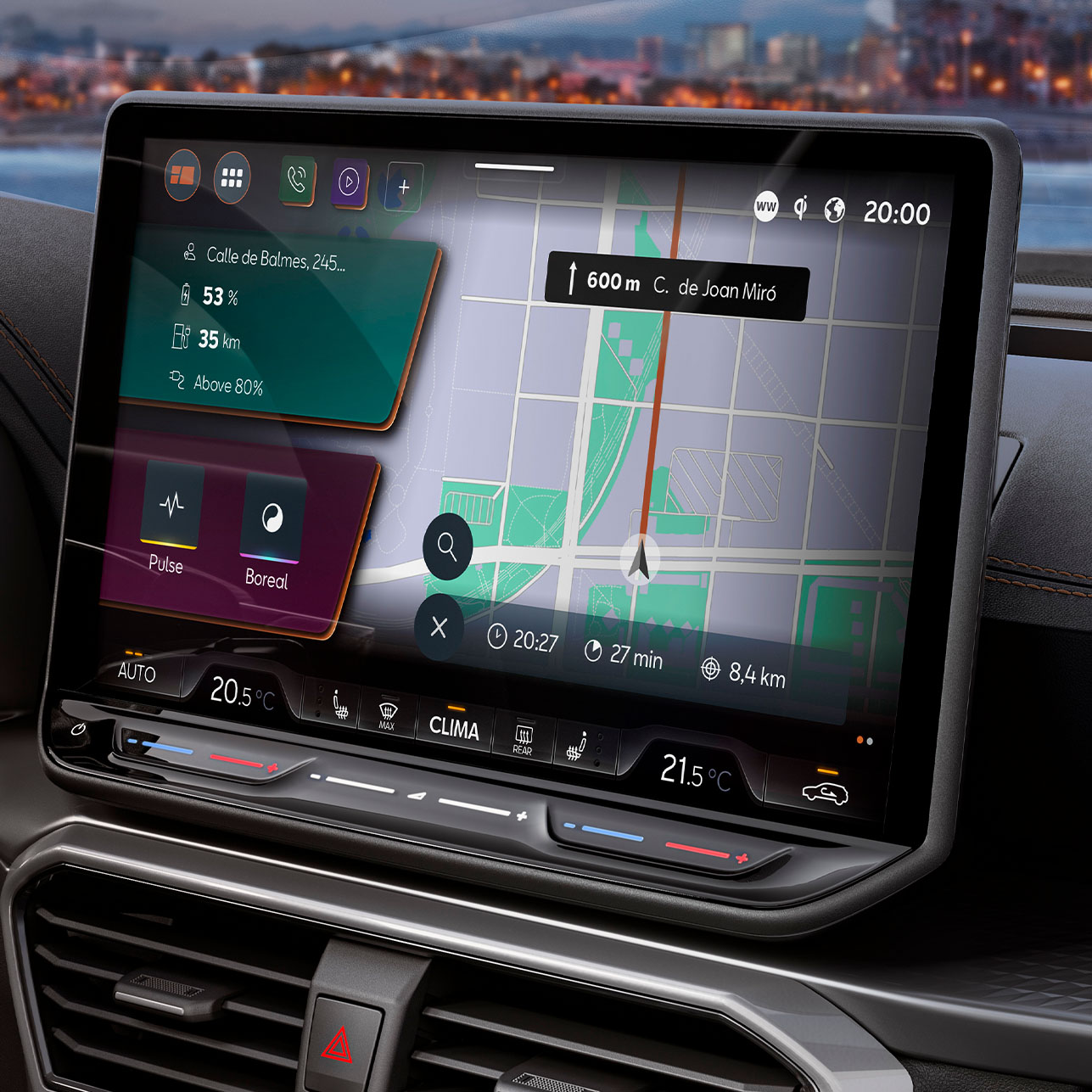 Vista del quadre de comandament del nou Cupra Formentor 2025, pantalla del sistema de Infotainment amb CUPRA CONNET Plus, per a estacions de càrrega EV i PHEV, alertes de trànsit en directe, estacions de càrrega i per a trobar aparcament.