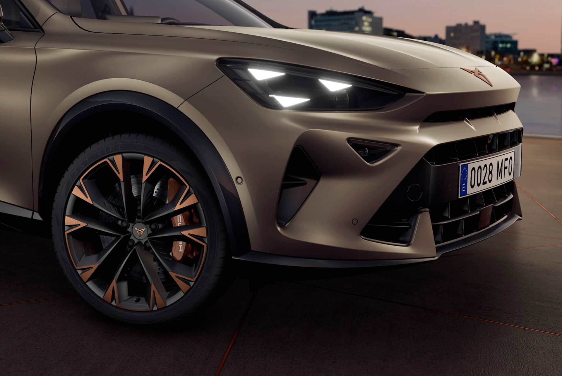 Vista exterior del nou Cupra Formentor 2025 amb llandes de acabat en Copper, frens Akebono, retrovisors exteriors, pneumàtics, els característics fars LED amb forma d'ull triangular i el logotip Cupra.