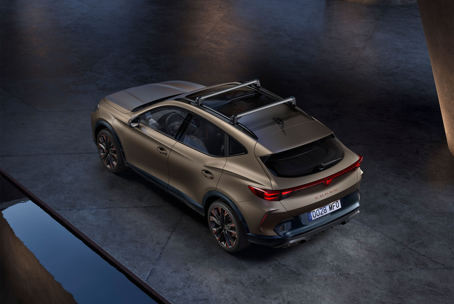 Nou Cupra Formentor 2025 bronze century mat amb accessori per a bicicletes al sostre del cotxe.