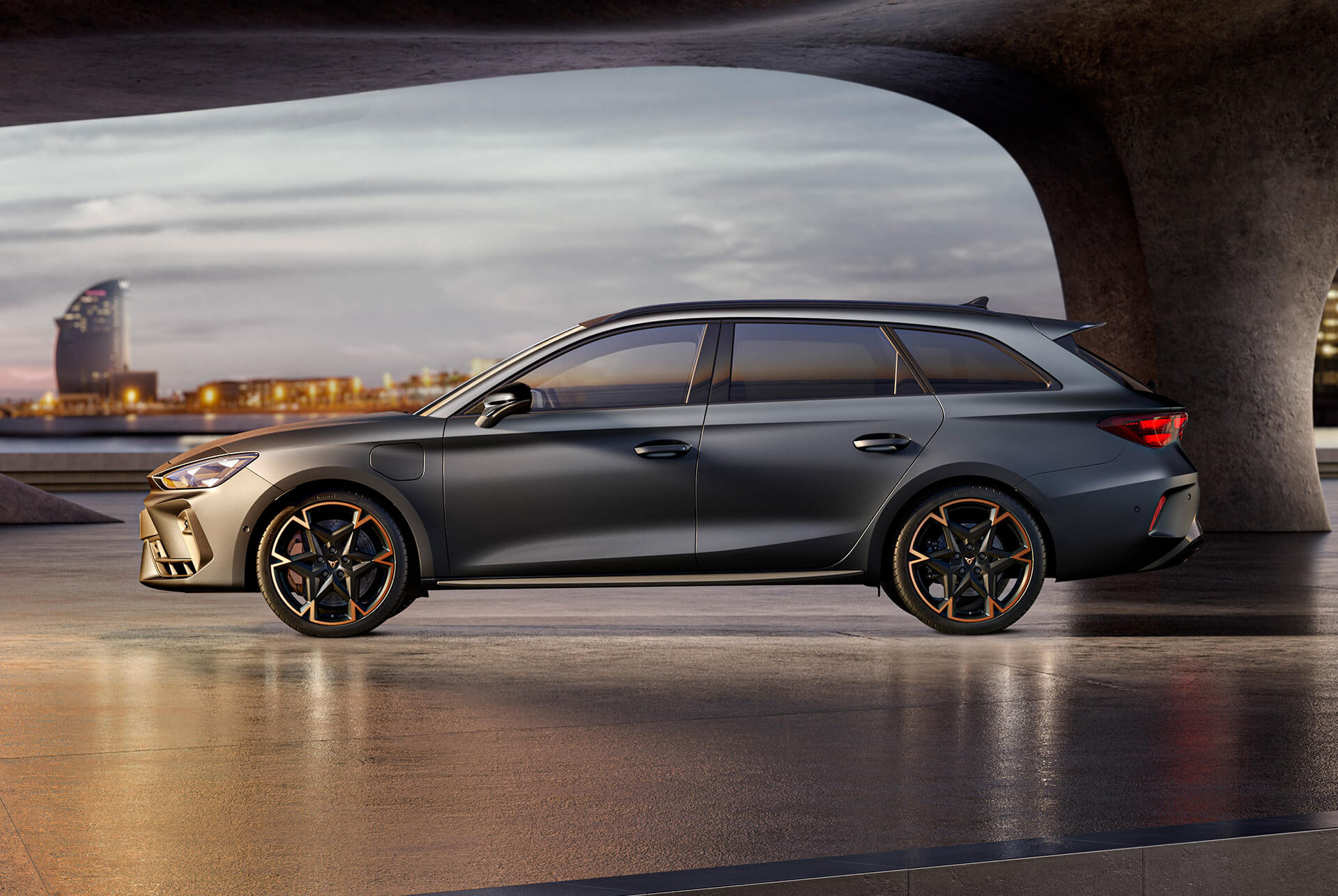 Com utilitzar el sistema Intelligent Park Assist del nuevo Cupra Leon Sportstourer 2025, un sistema d'aparcament intel·ligent, demostració visual. 