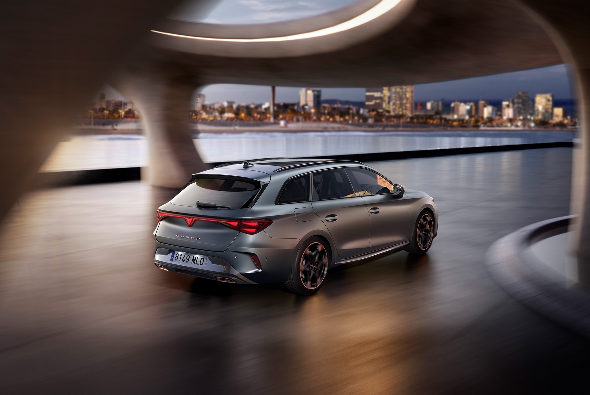 Nou Cupra Leon Sportstourer phev 2025 en moviment.
